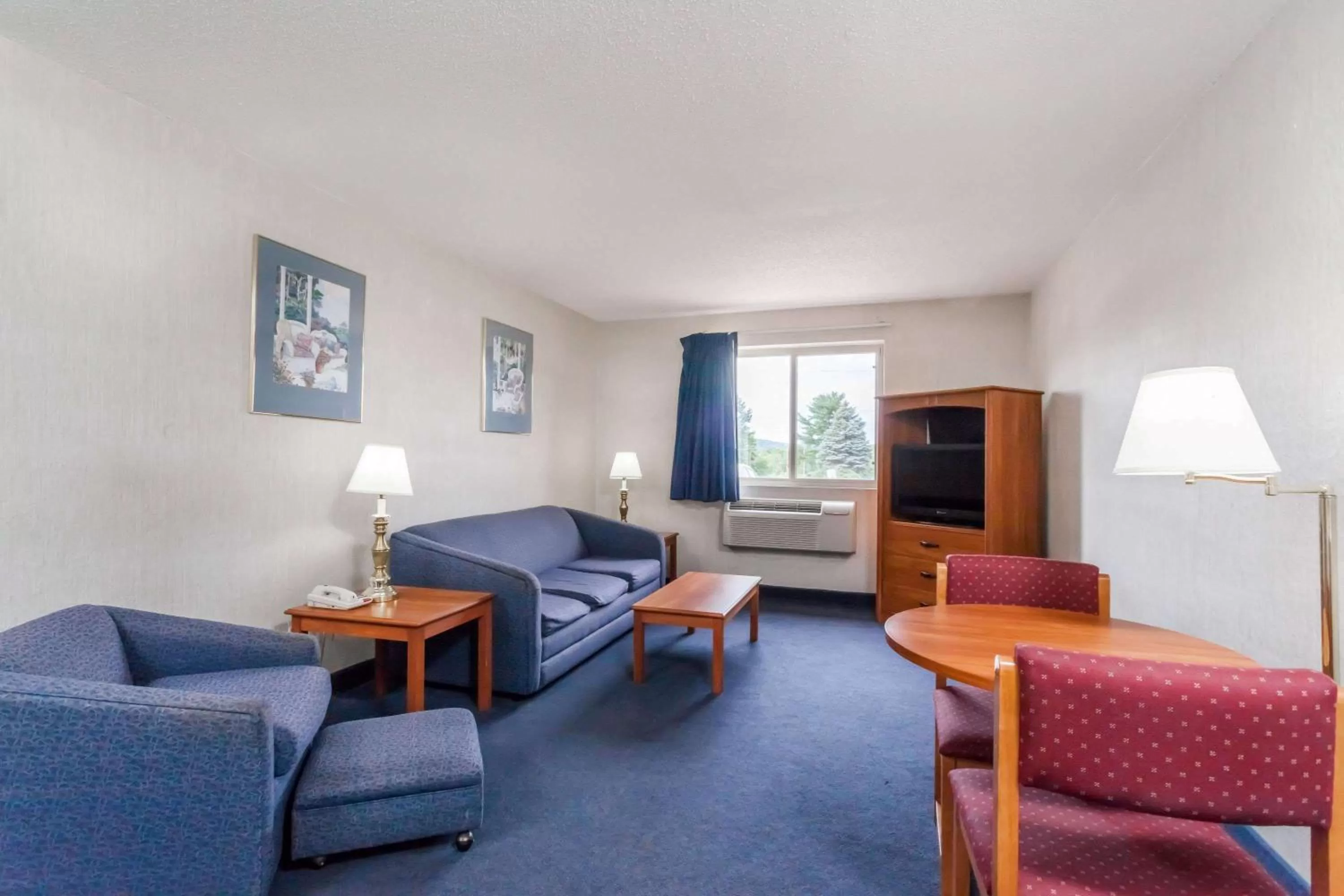 Living room in Super 8 by Wyndham Sidney NY
