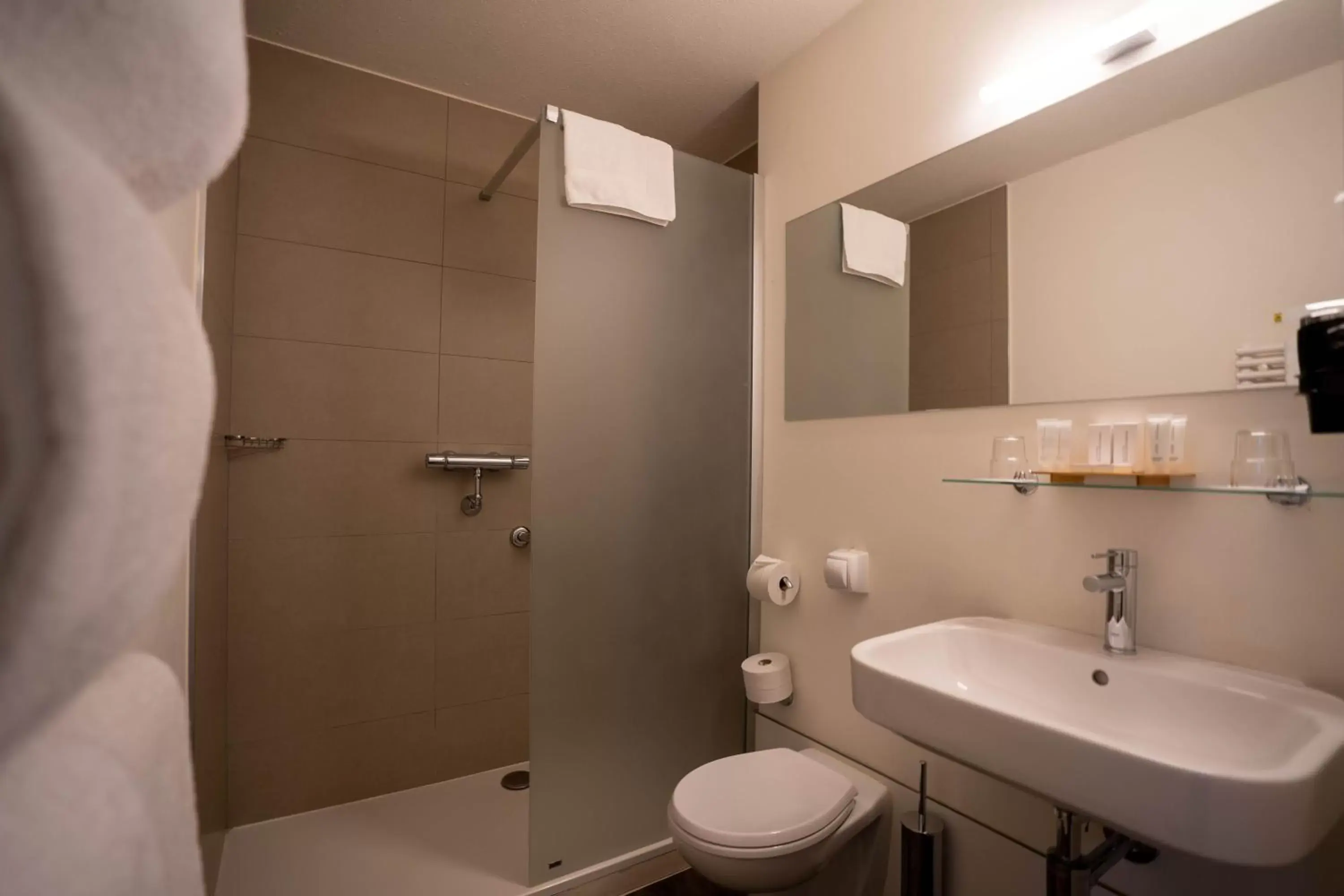 Shower, Bathroom in Gosset Hotel