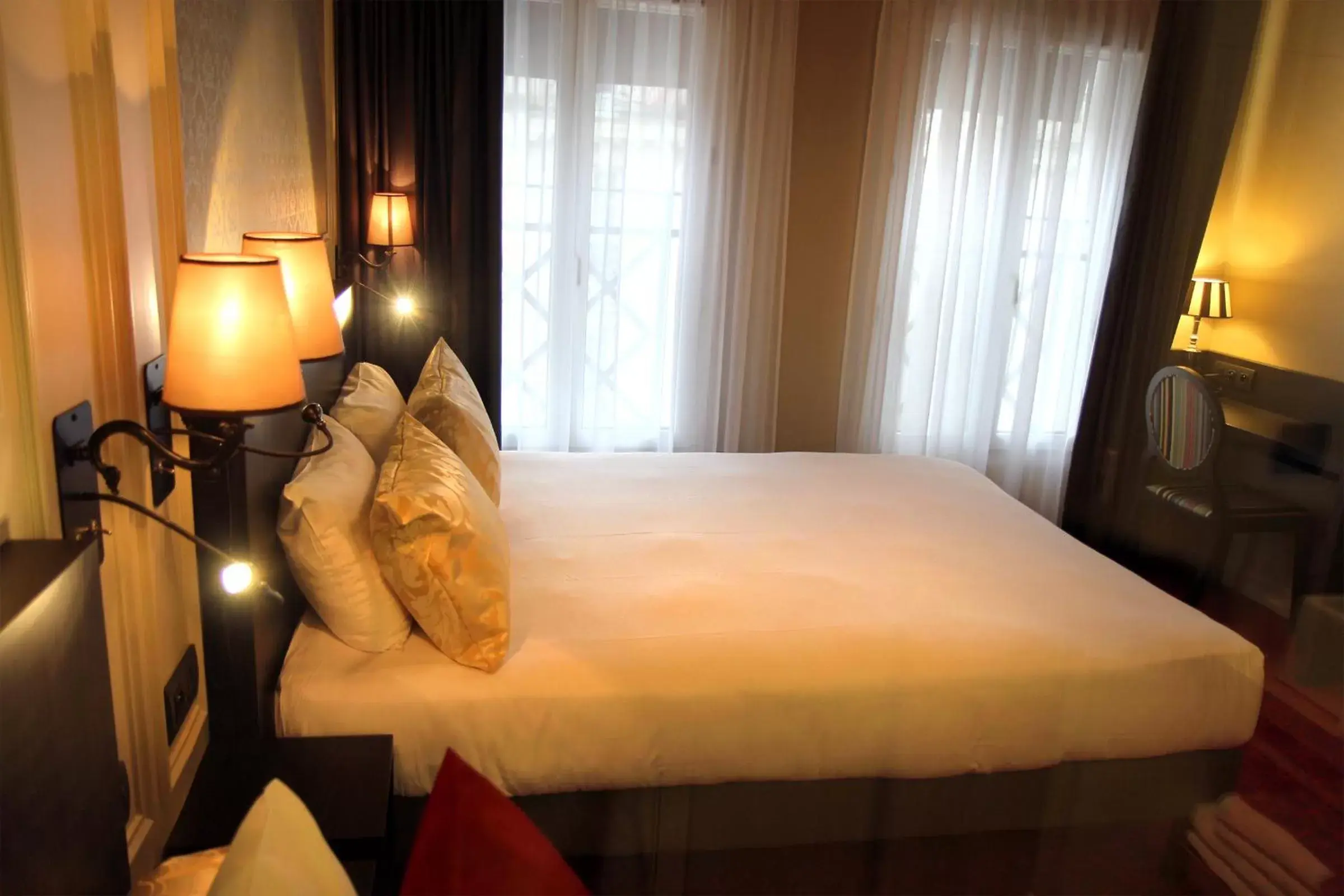 Bed in Best Western Le Montmartre – Saint Pierre