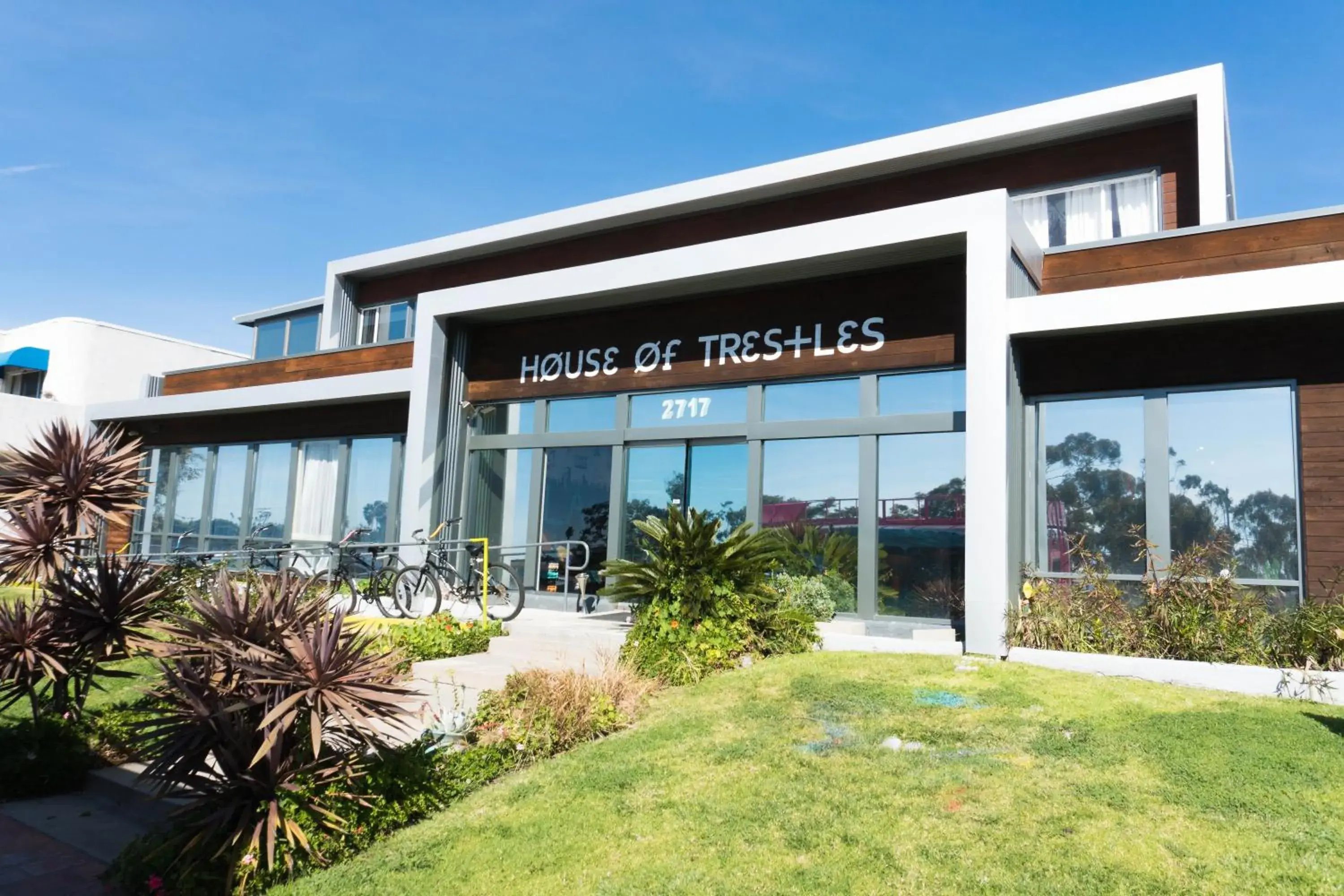 Facade/entrance, Property Building in House of Trestles