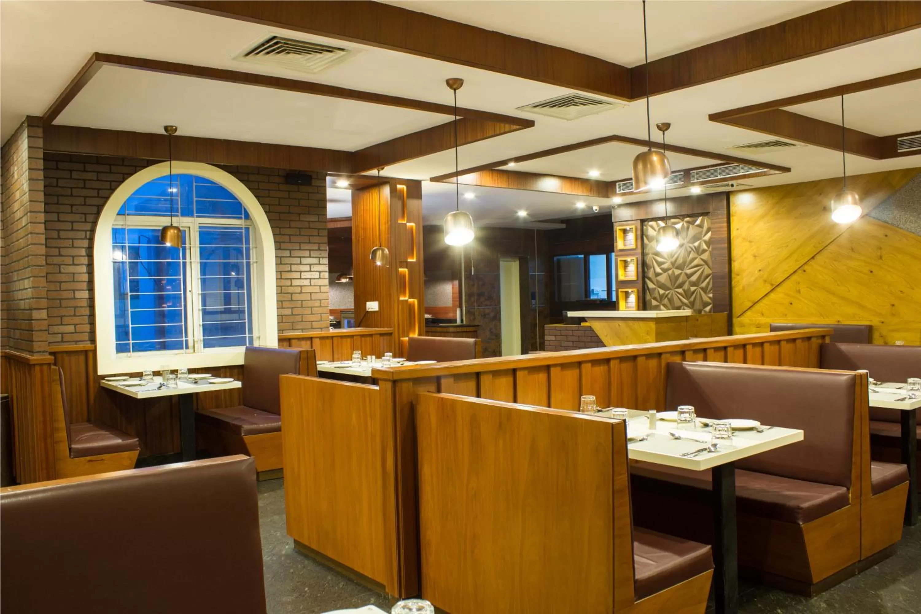 Restaurant/places to eat in Ambaari hotel