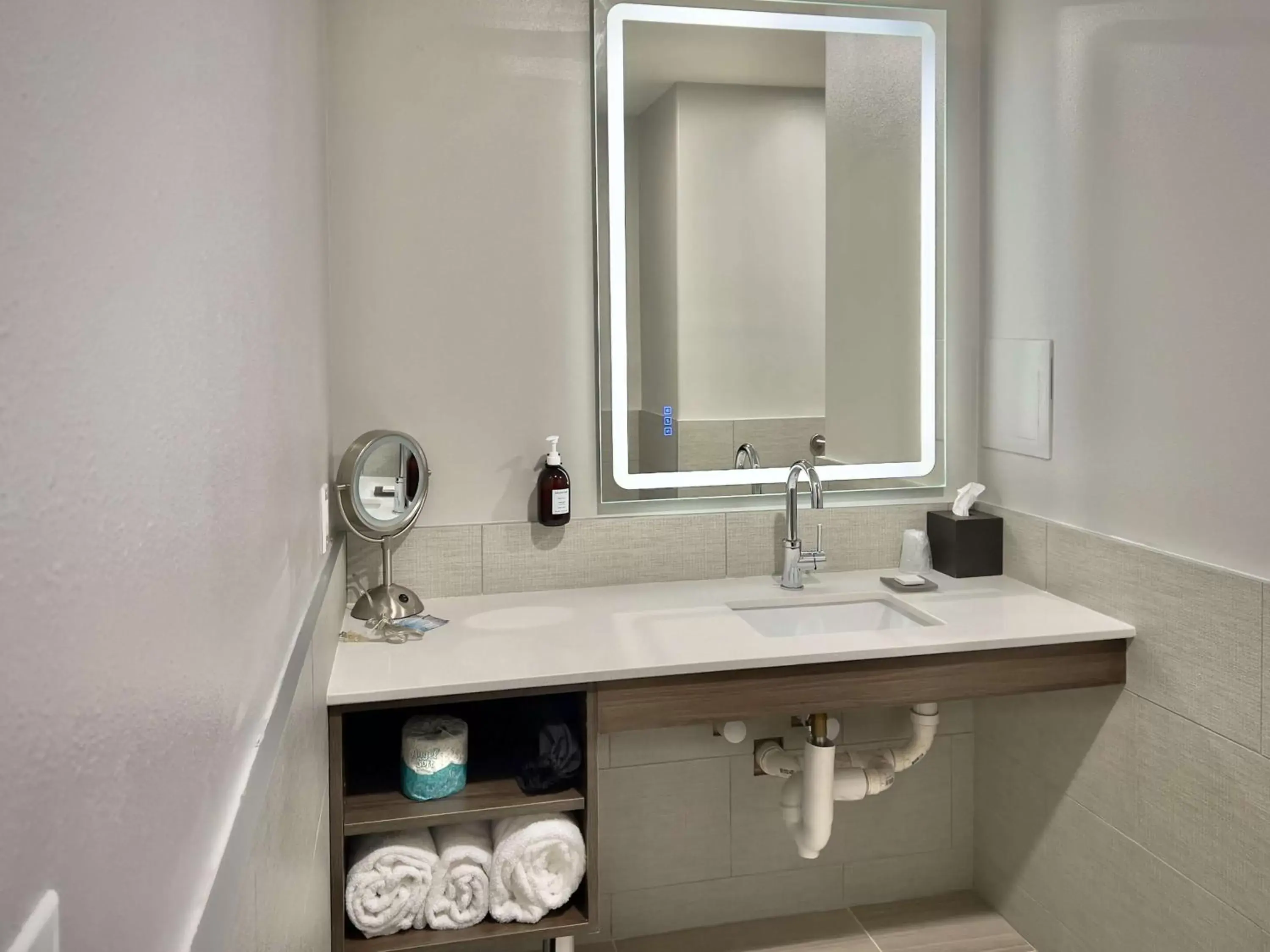 Bathroom in The Oread Lawrence, Tapestry Collection by Hilton