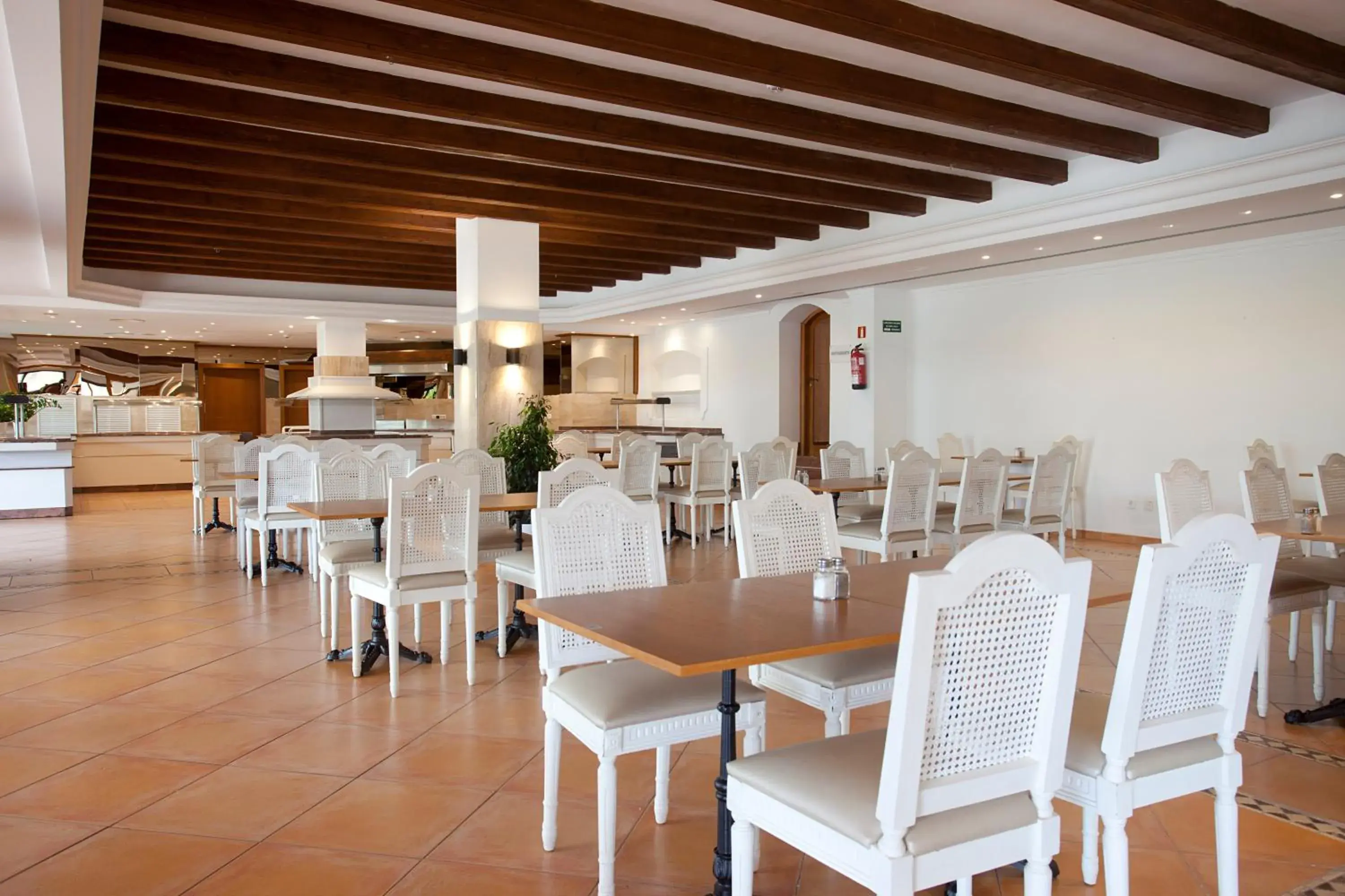 Restaurant/Places to Eat in Mon Port Hotel & Spa