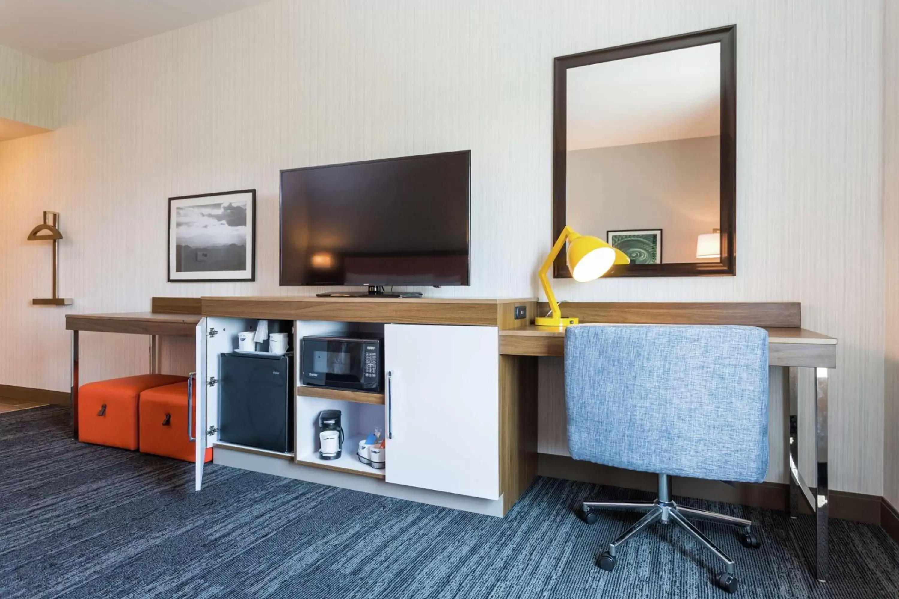 Bedroom, TV/Entertainment Center in Hampton Inn Cumberland