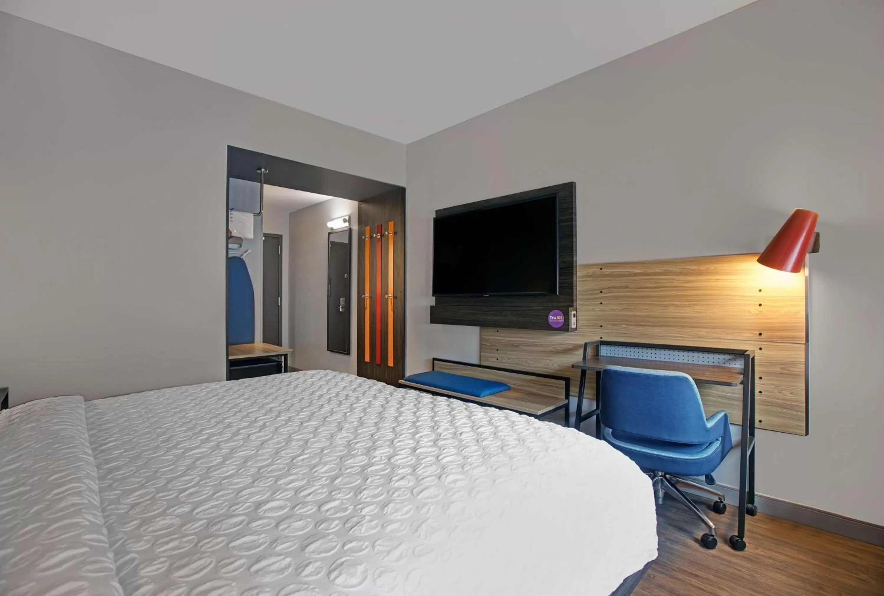 Bed in Tru By Hilton Milwaukee Downtown, WI