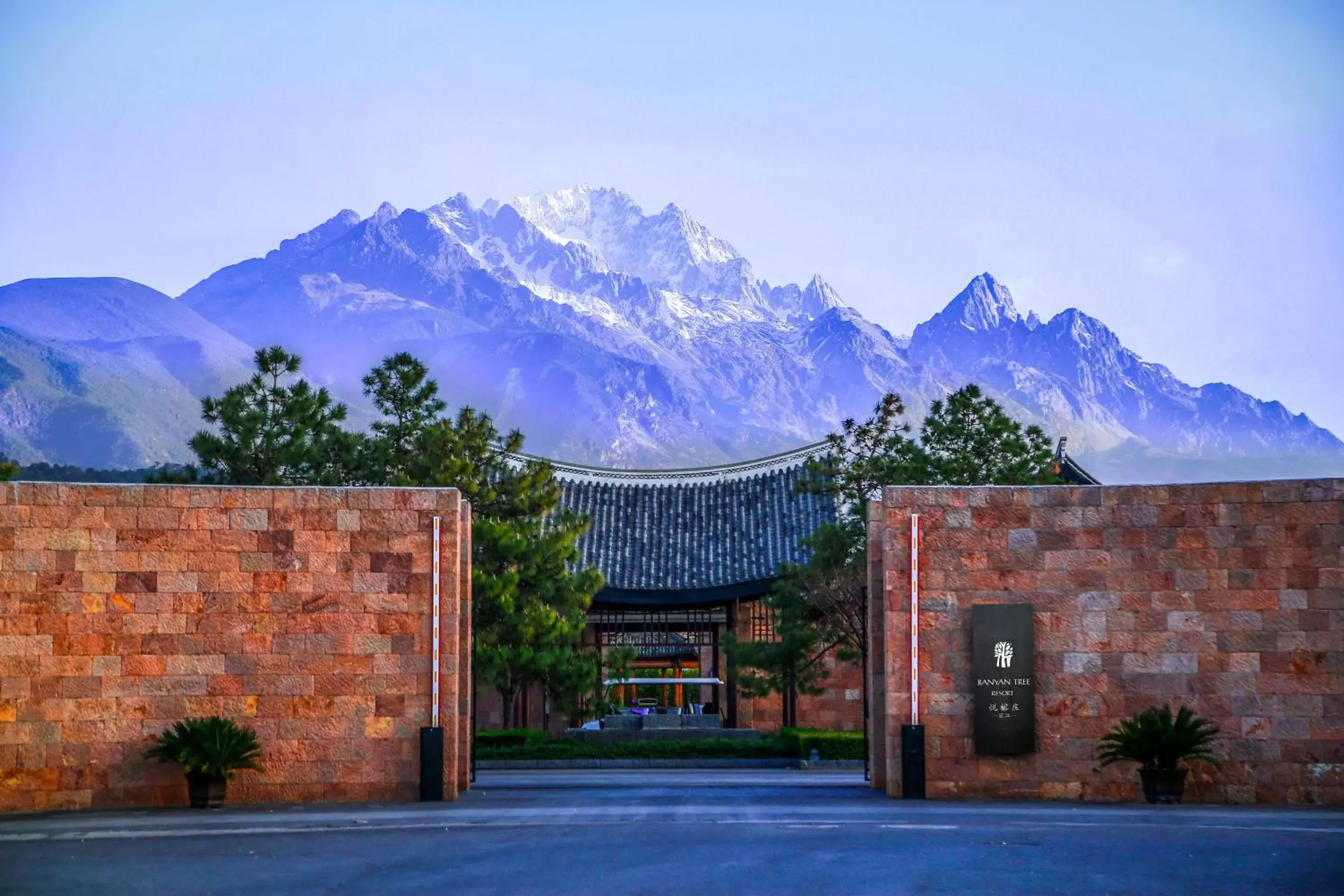 Property building, Swimming Pool in Banyan Tree Lijiang