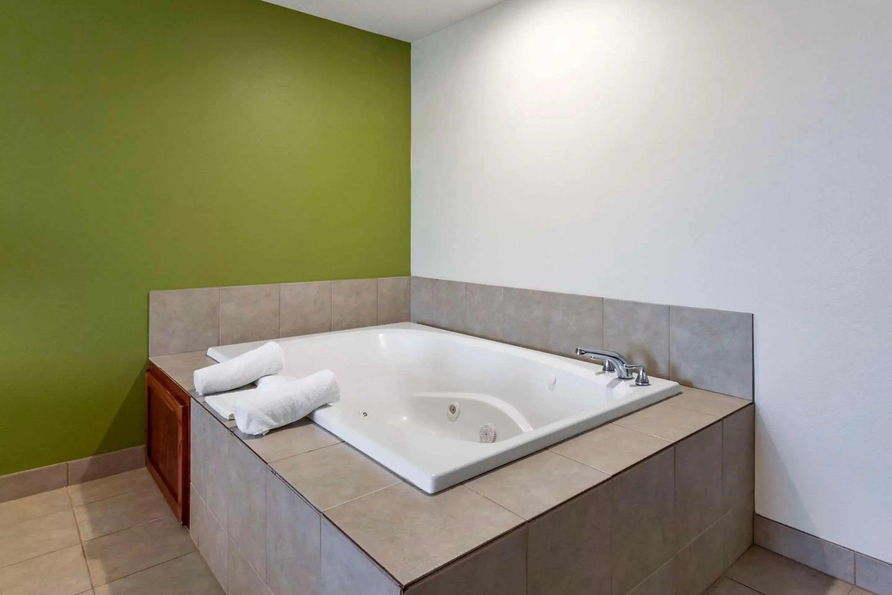 Bedroom, Bathroom in Sleep Inn & Suites Pleasant Hill - Des Moines