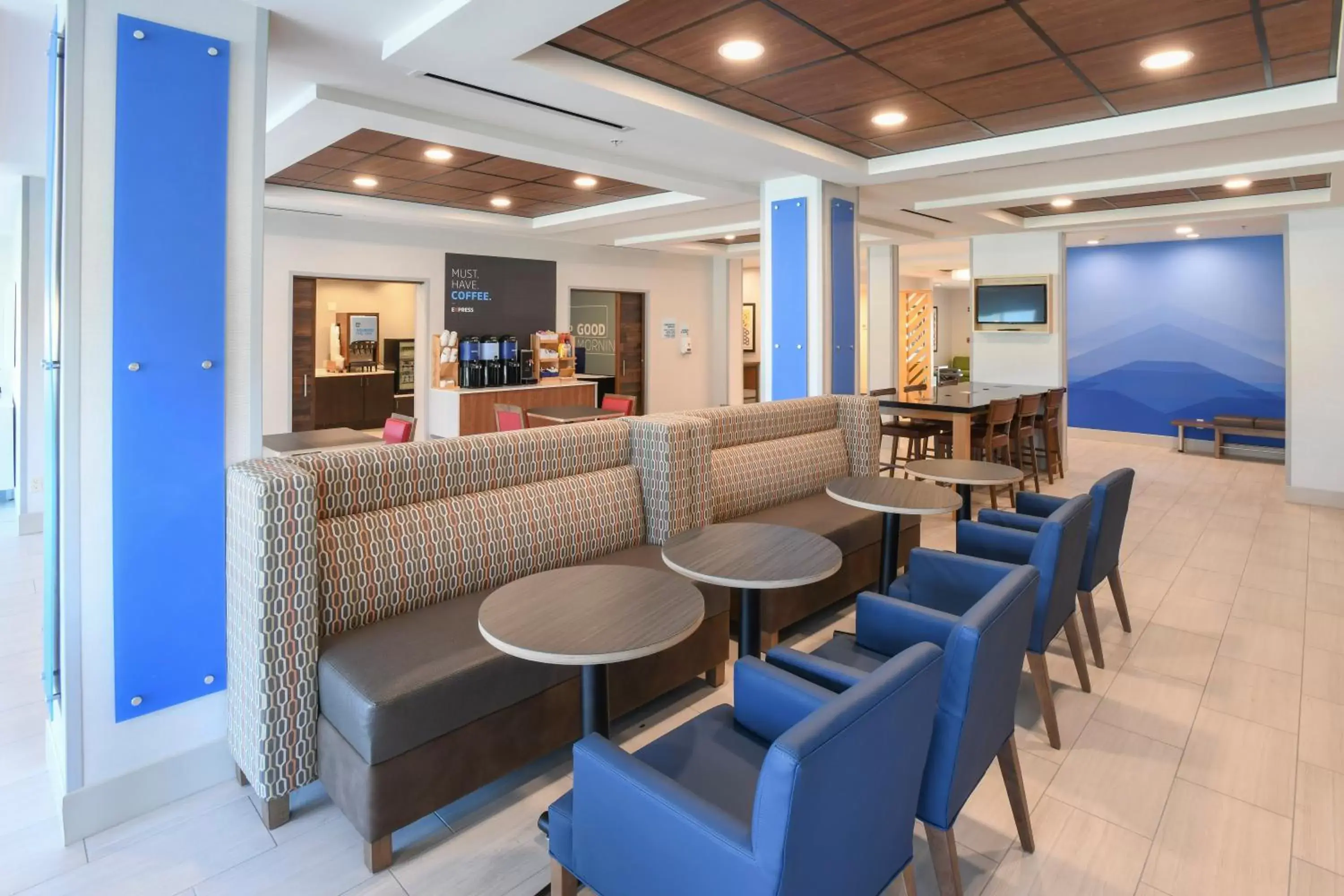 Breakfast, Lounge/Bar in Holiday Inn Express Hotel & Suites Richwood - Cincinnati South, an IHG Hotel