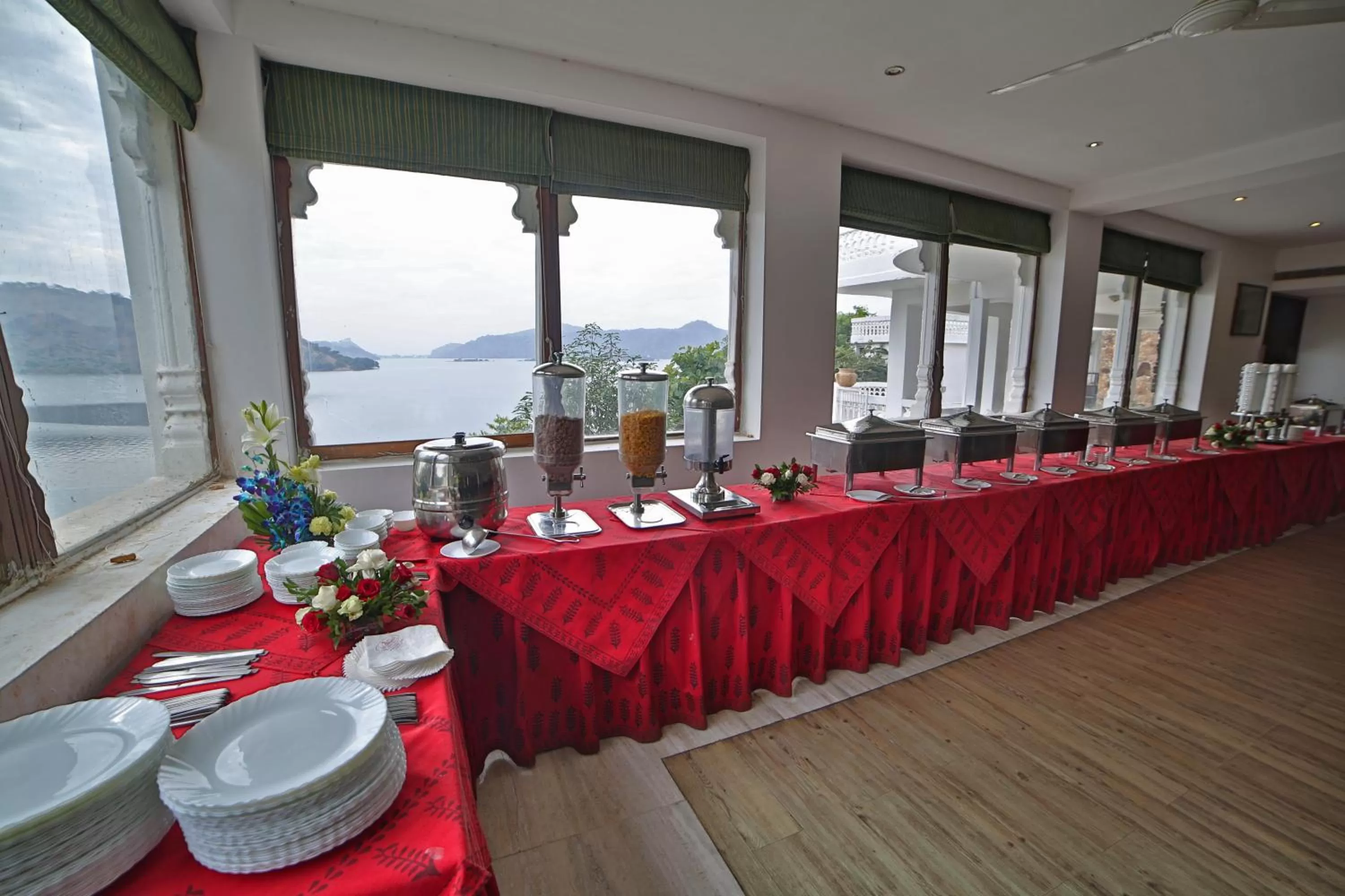 Restaurant/places to eat in Jaisamand Island Resort