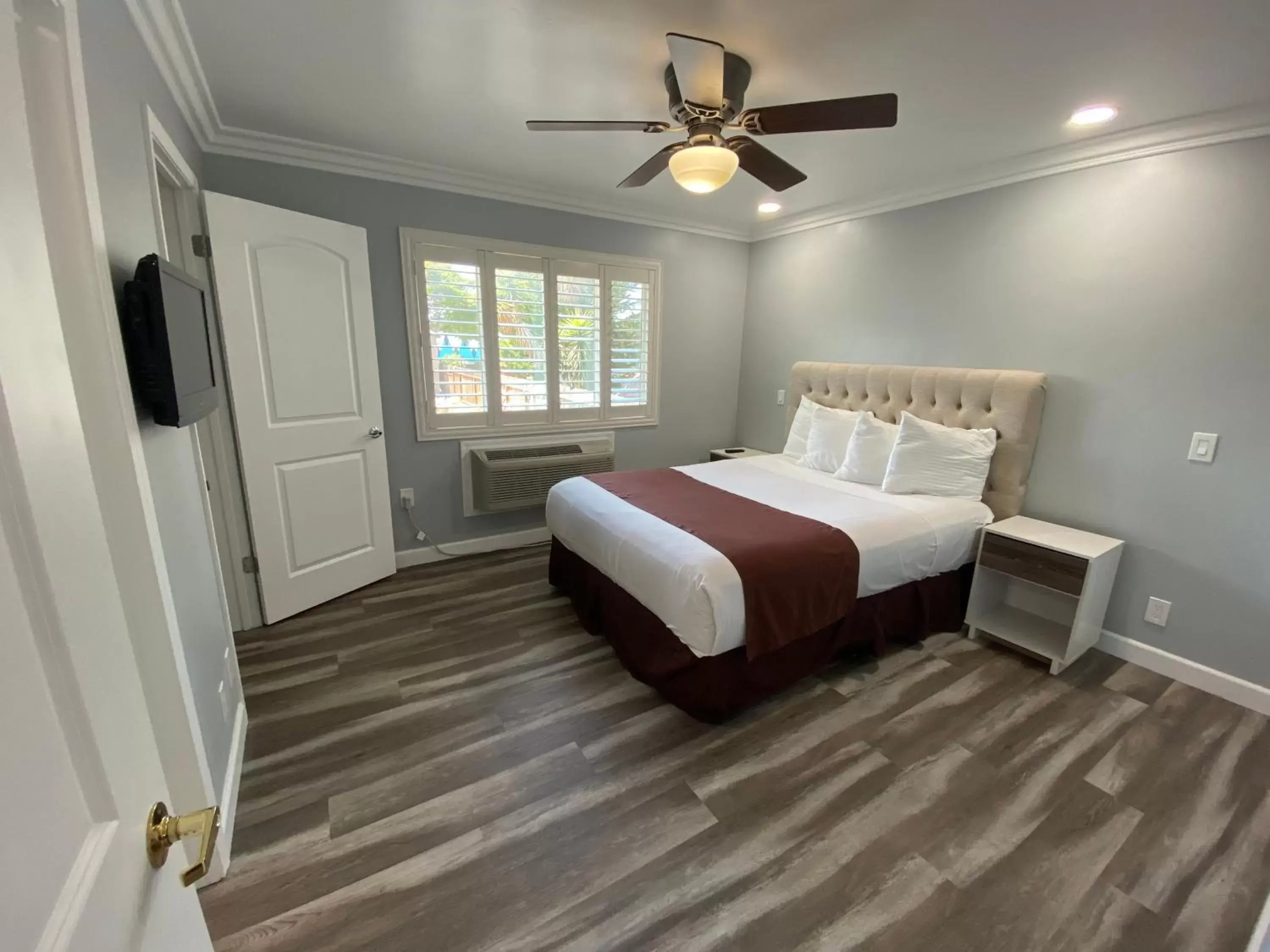 Photo of the whole room, Bed in Lone Oak Lodge