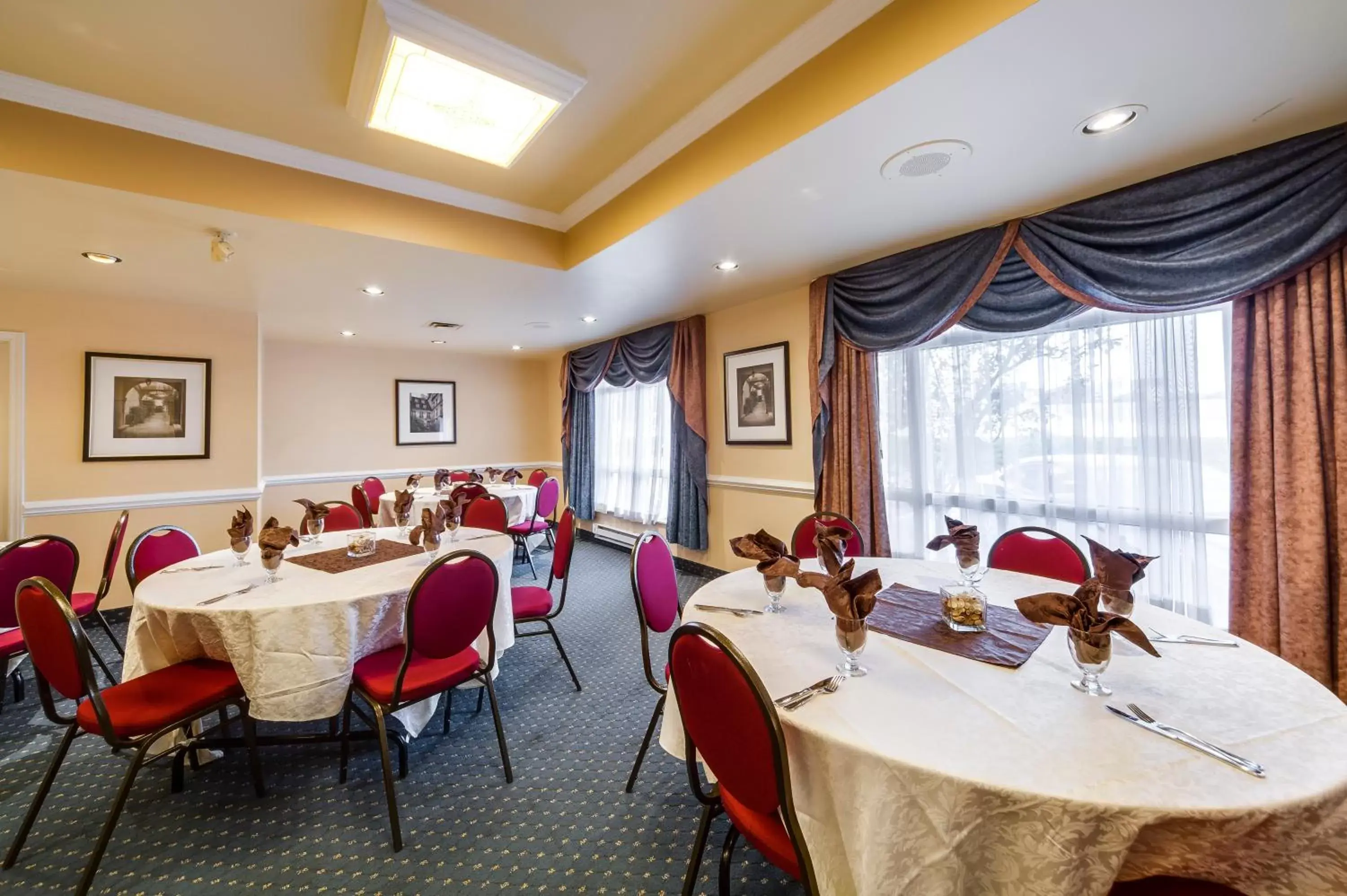Banquet/Function facilities, Restaurant/Places to Eat in Monte Carlo Inn Oakville Suites