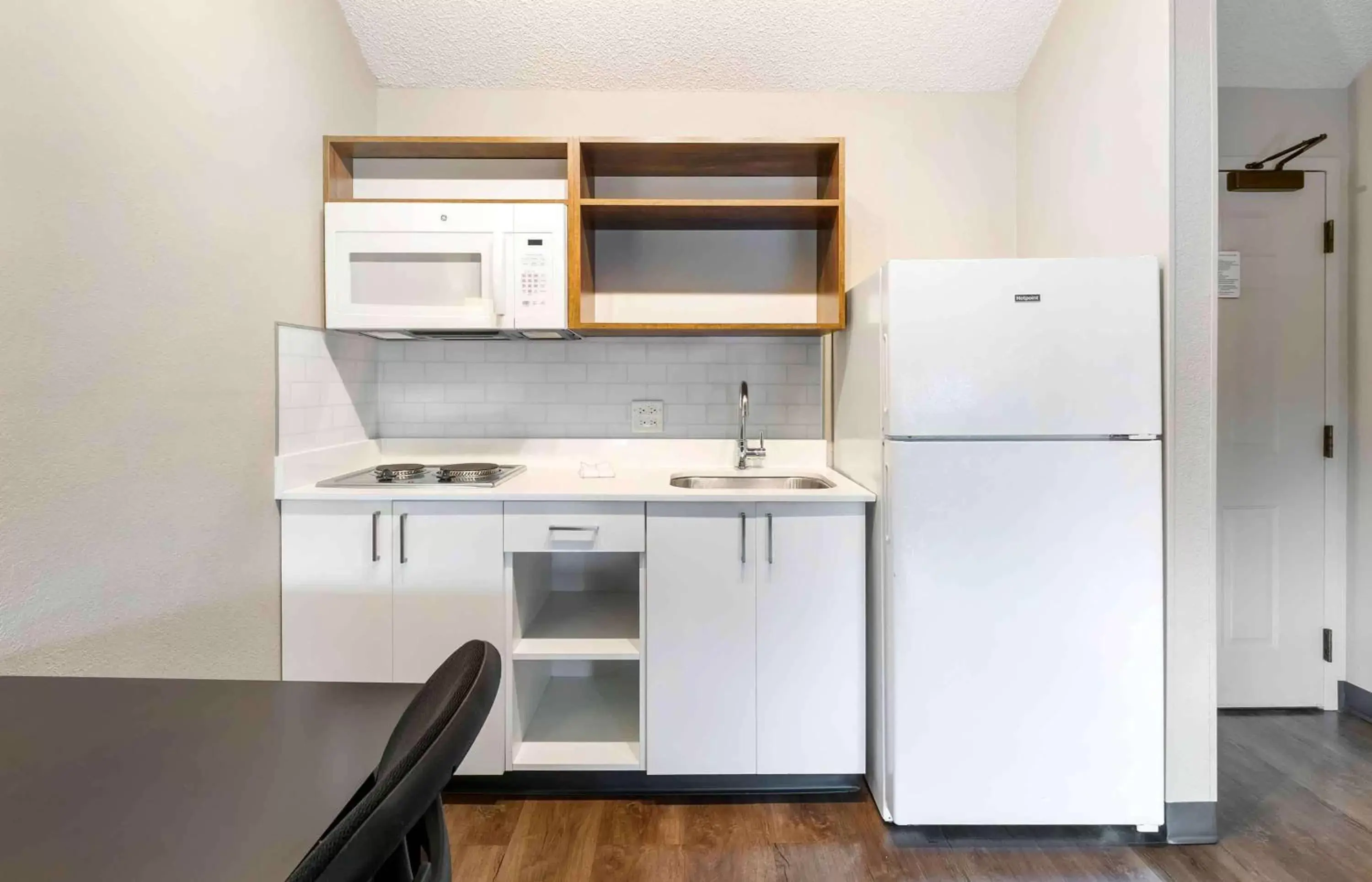 Bedroom, Kitchen/Kitchenette in Extended Stay America Premier Suites - Miami - Airport - Miami Springs