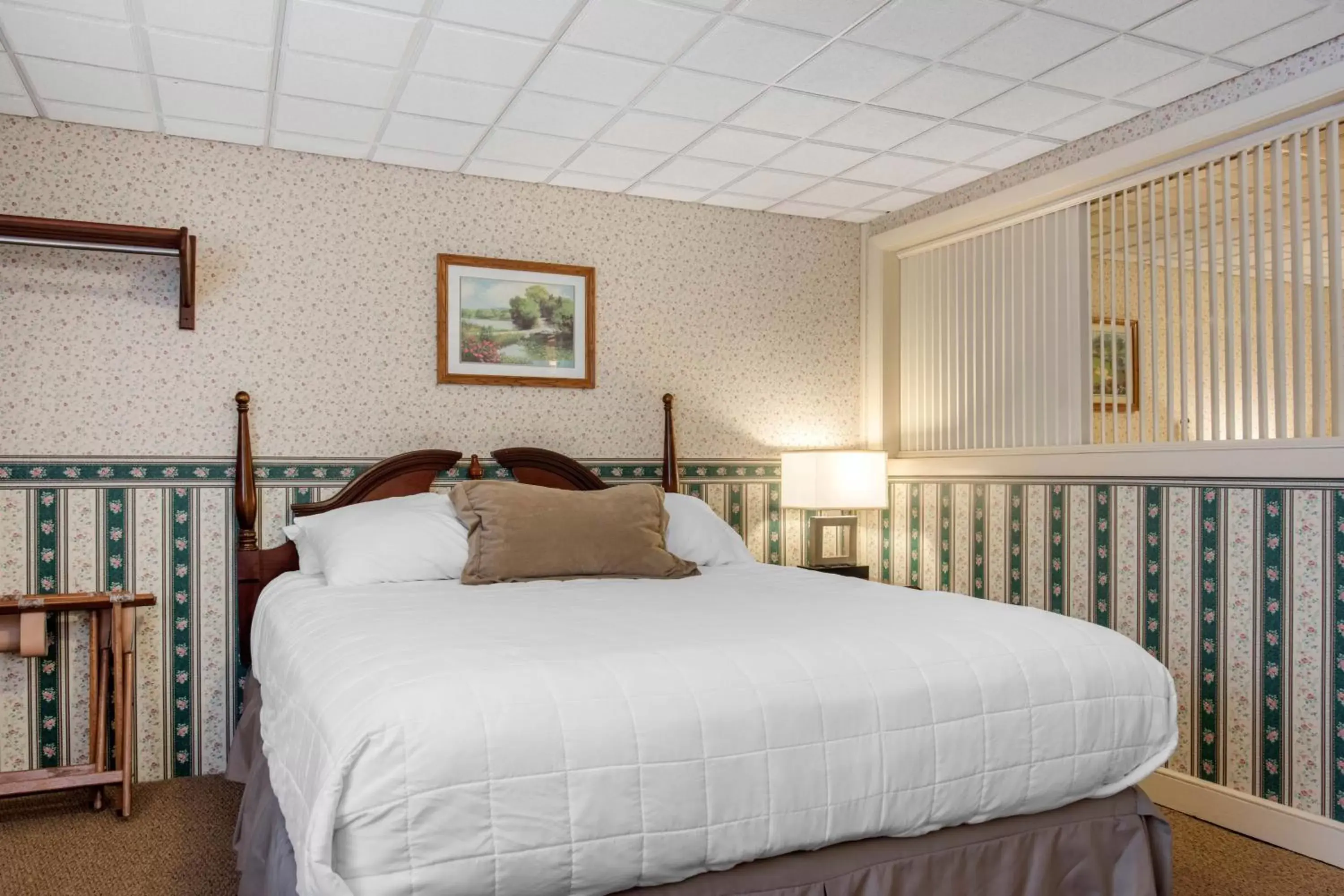 Family Room with Bathroom in Coachman Inn Family Room with Bathroom in Coachman Inn