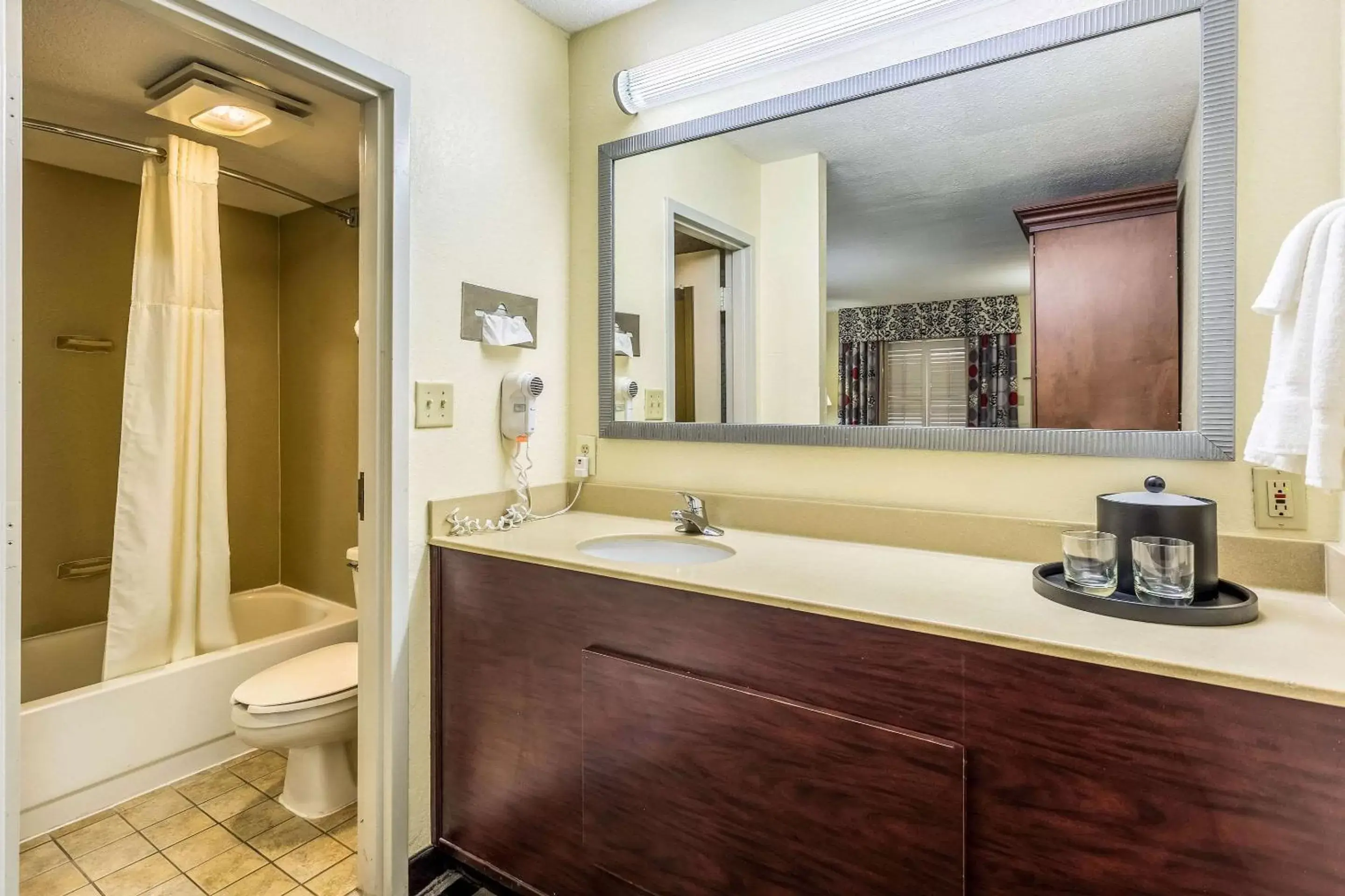 Photo of the whole room, Bathroom in Clarion Pointe Huntsville Research Park
