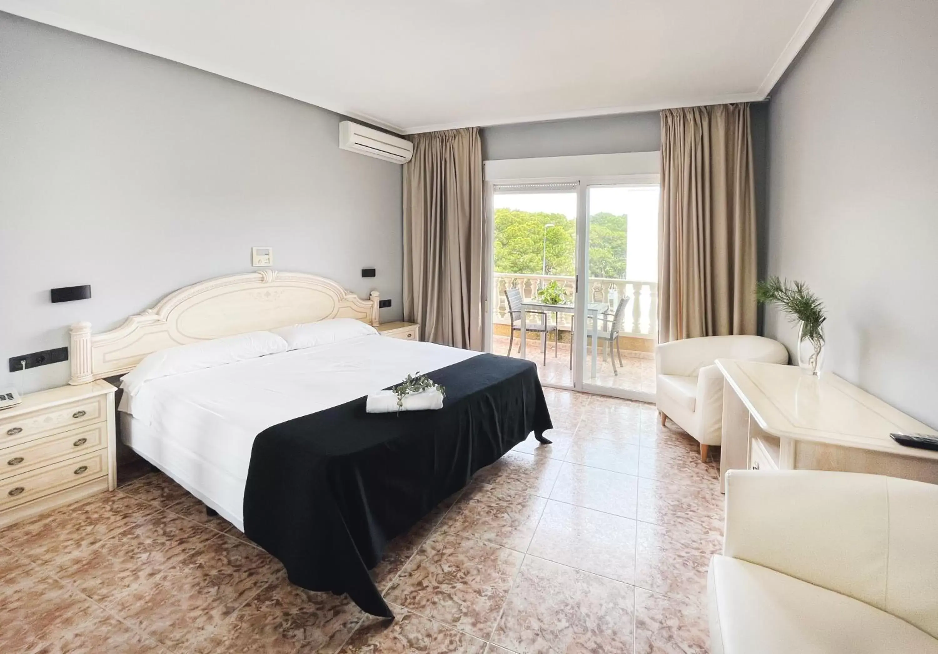 Bedroom in Hotel ParqueMar Premium Beach