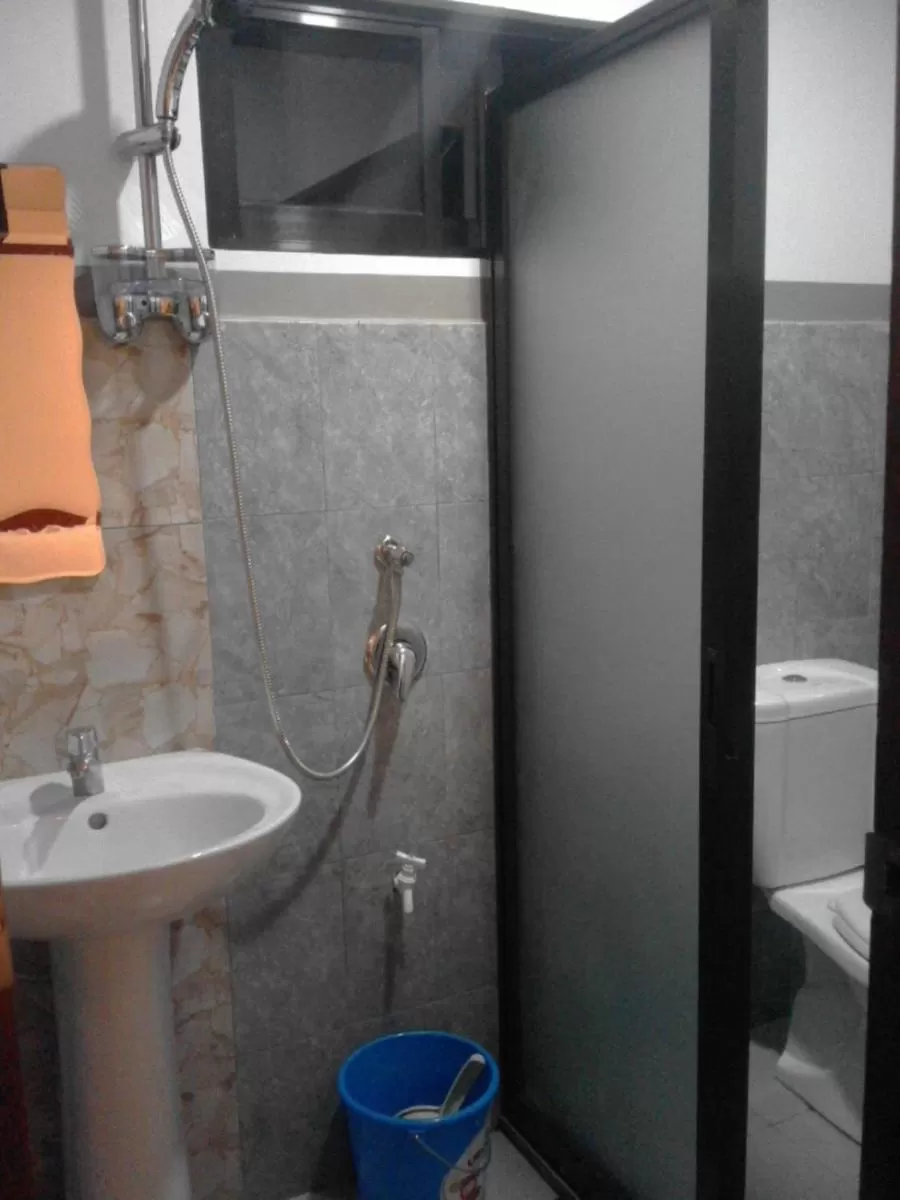 Bathroom in Vali-Joe Travel Lodge