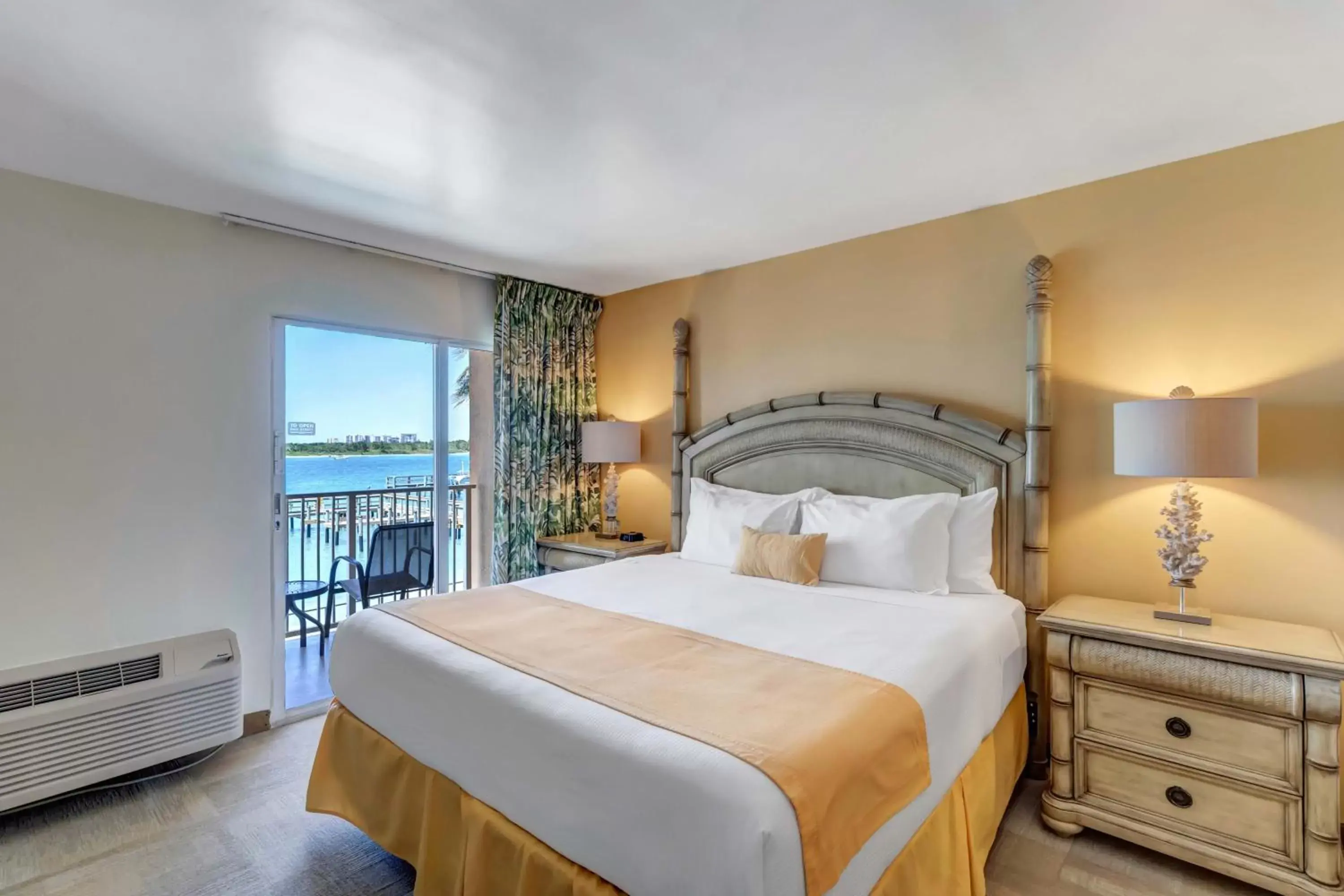 Bed in Hutchinson Island Plaza Hotel & Suites