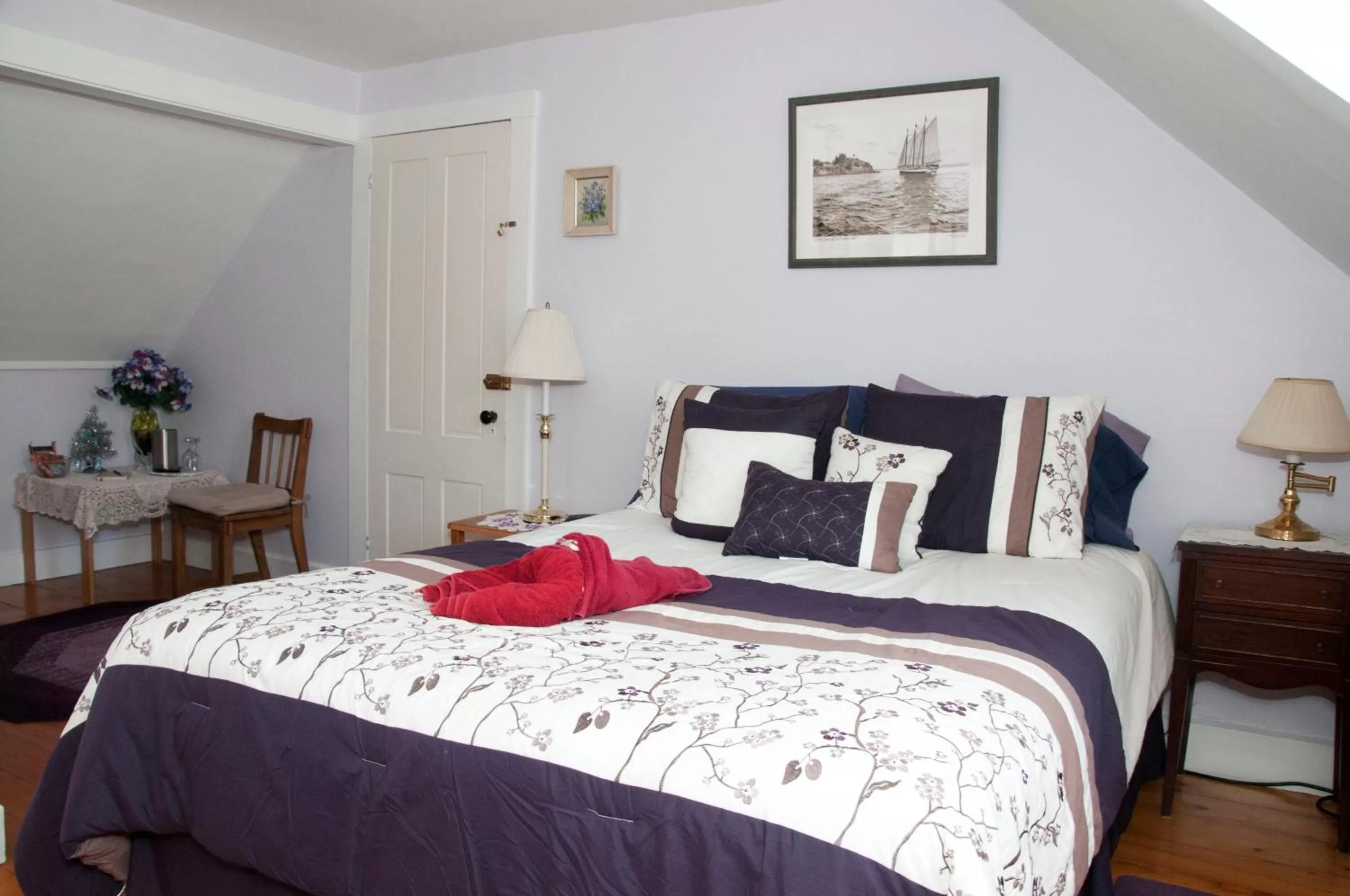 Bed in Candlebay Inn