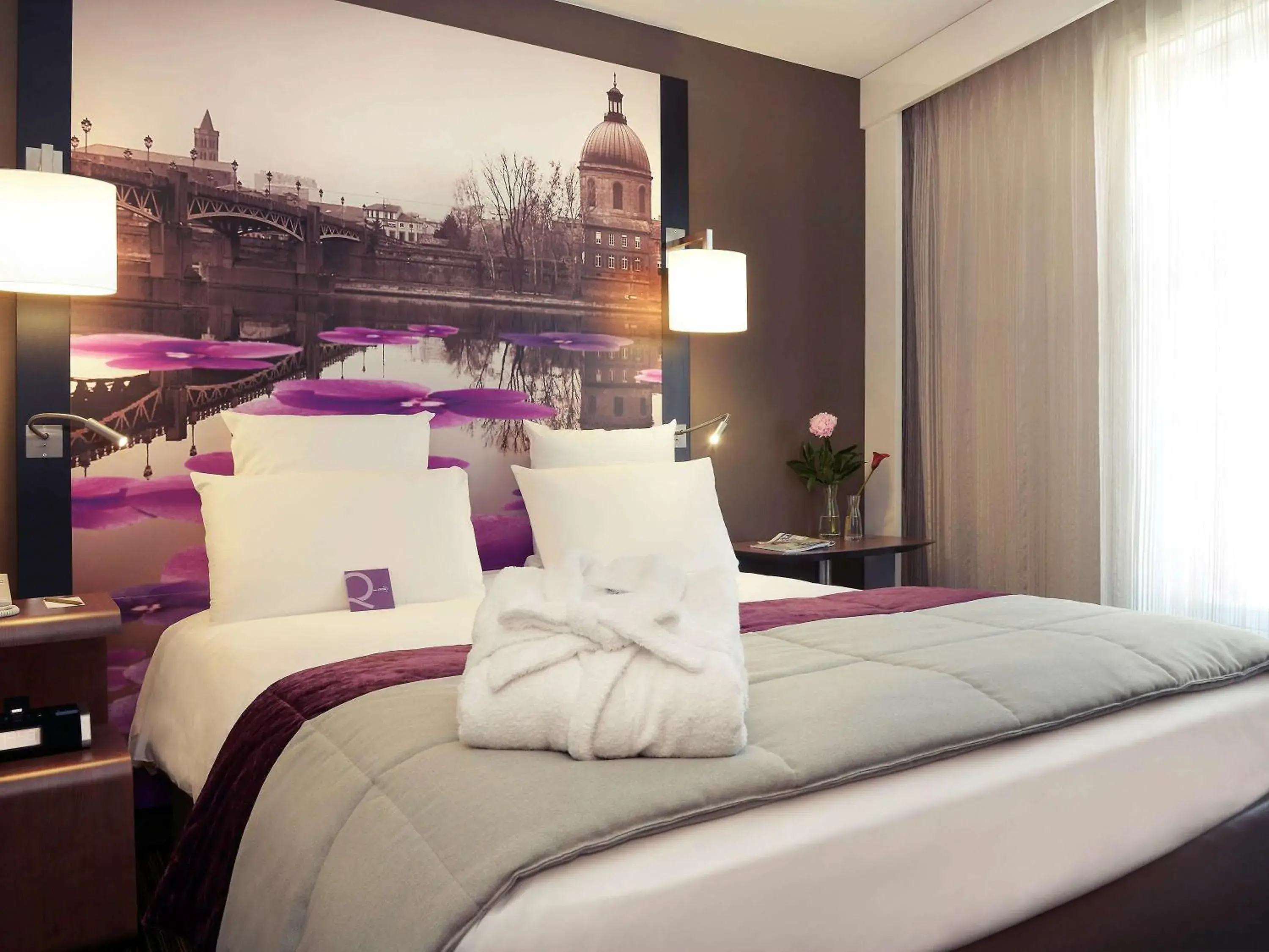 Photo of the whole room, Bed in Mercure Toulouse Centre Wilson Capitole
