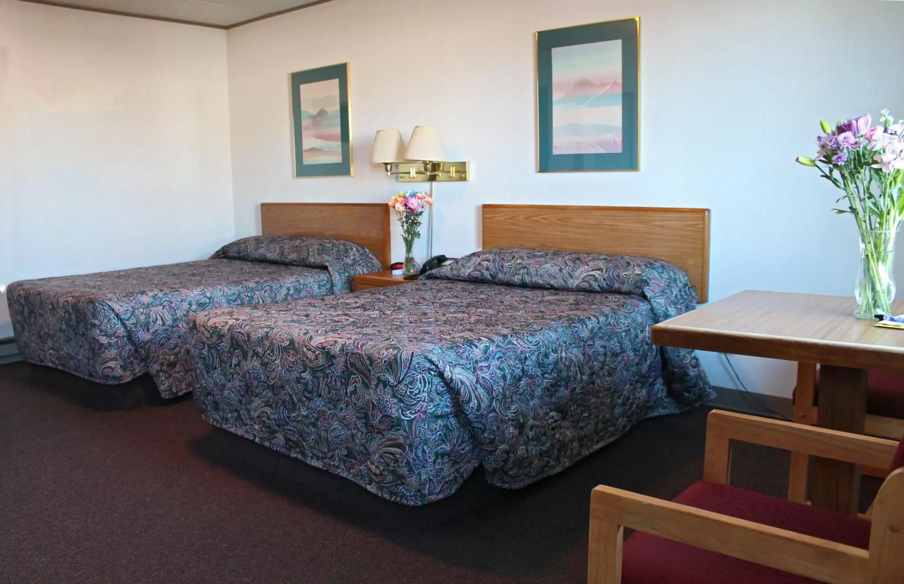 Bed in Budget Host Crestview Inn