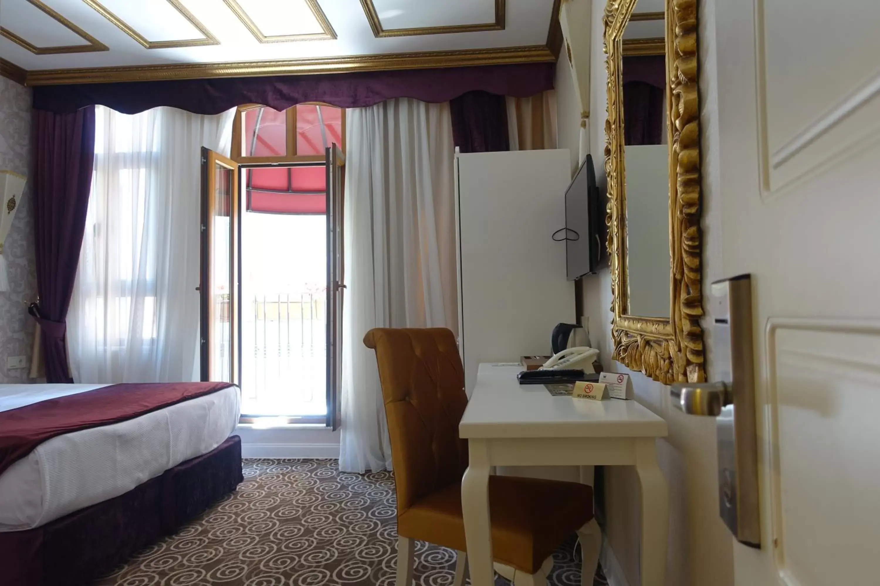 Suite with Balcony in Diamond Royal Hotel
