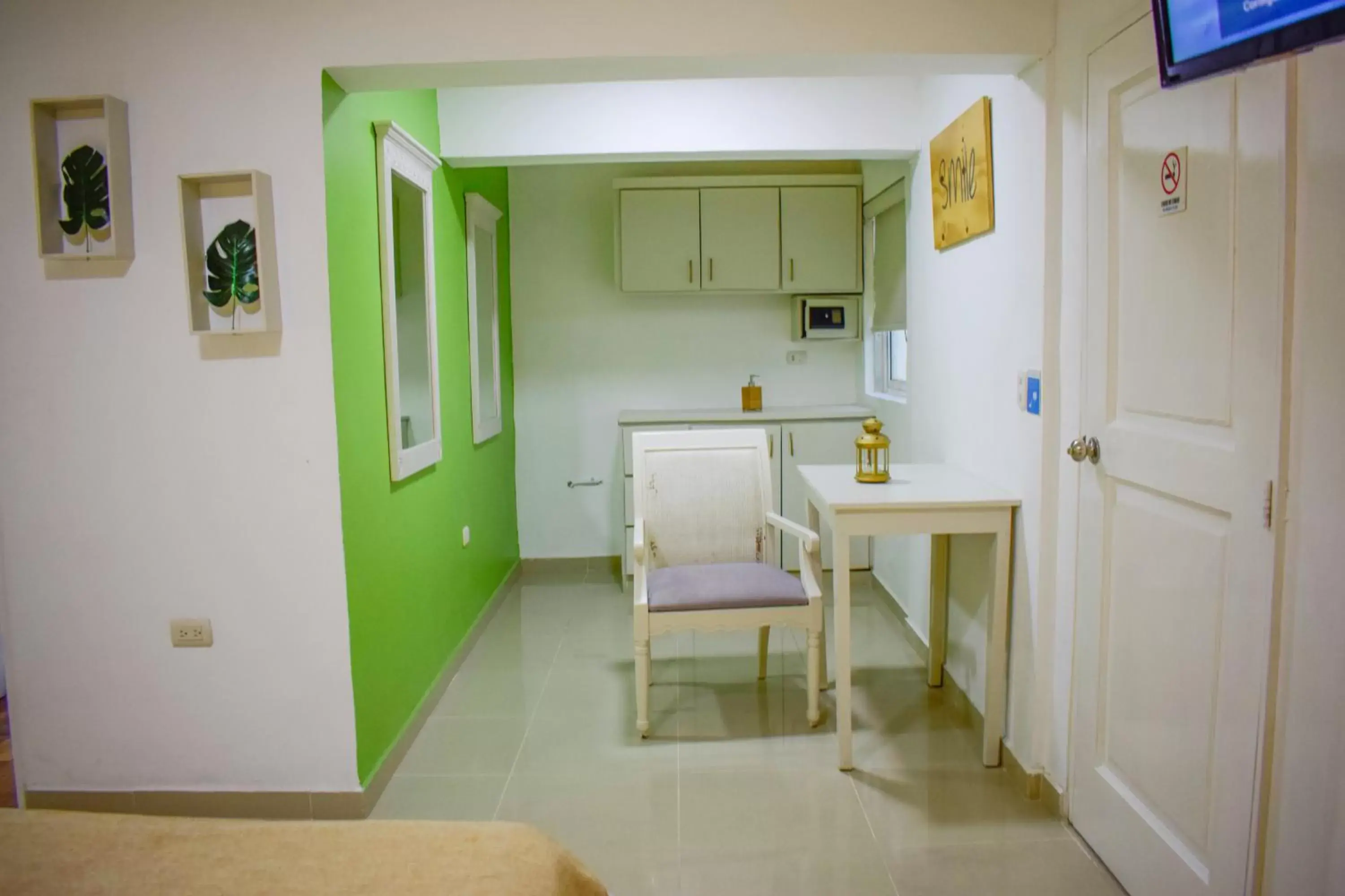 Living room, Kitchen/Kitchenette in Green Coast Beach Hotel