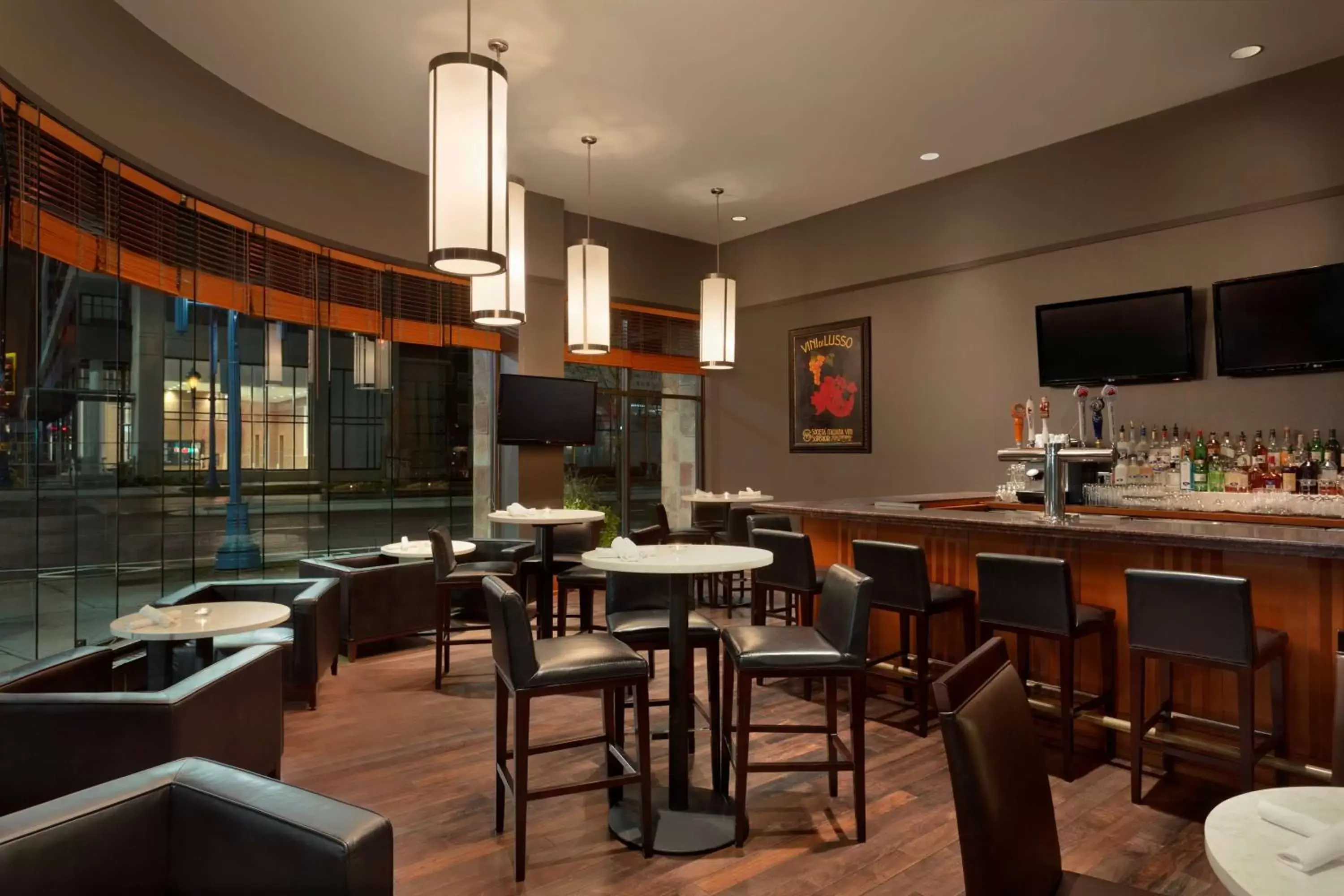 Lounge or bar, Restaurant/Places to Eat in Hilton Vancouver Airport
