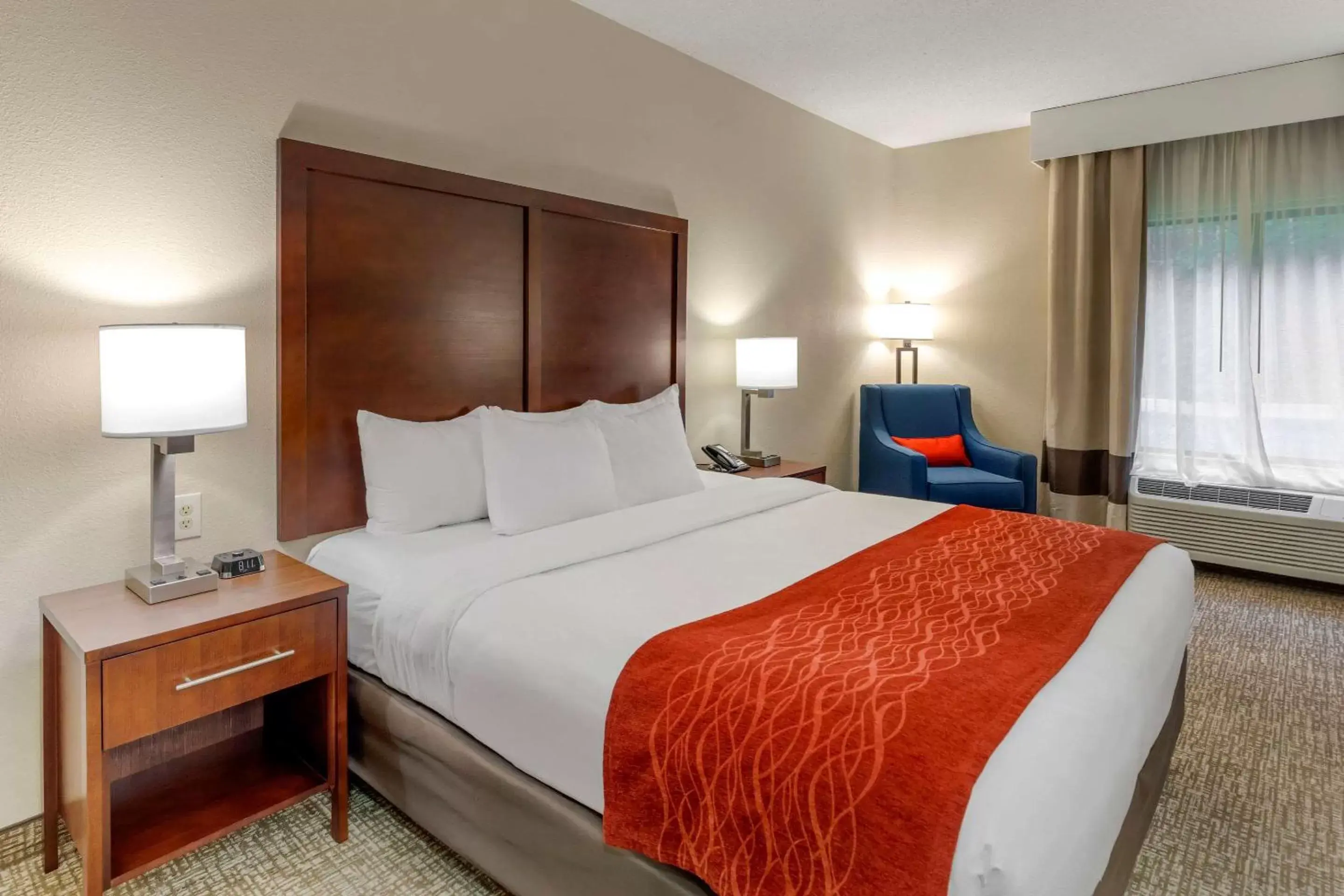 Photo of the whole room, Bed in Comfort Inn & Suites