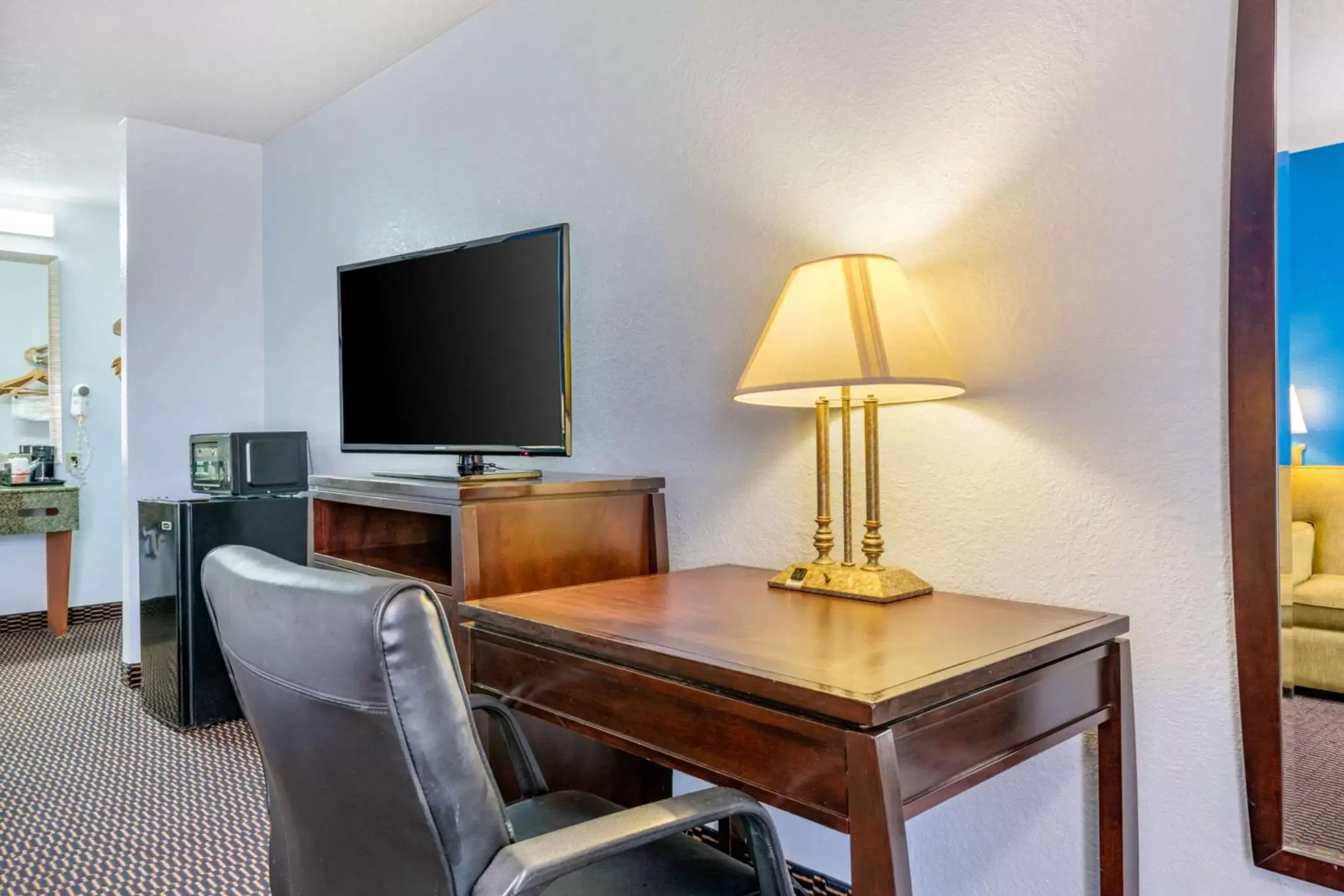 Photo of the whole room, TV/Entertainment Center in Quality Inn Sarasota North Near Lido Key Beach