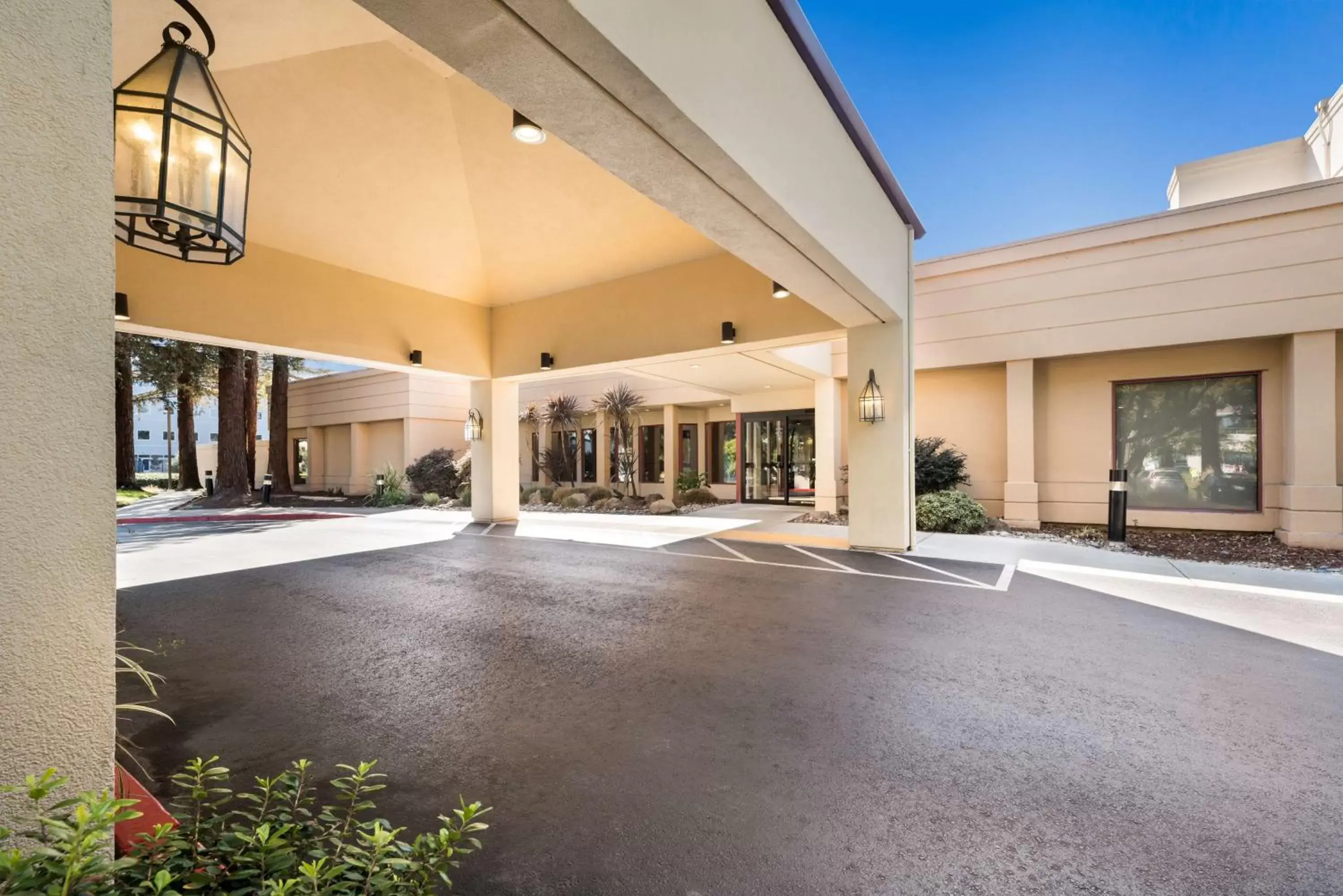 Property building in Sonesta Select San Jose Airport