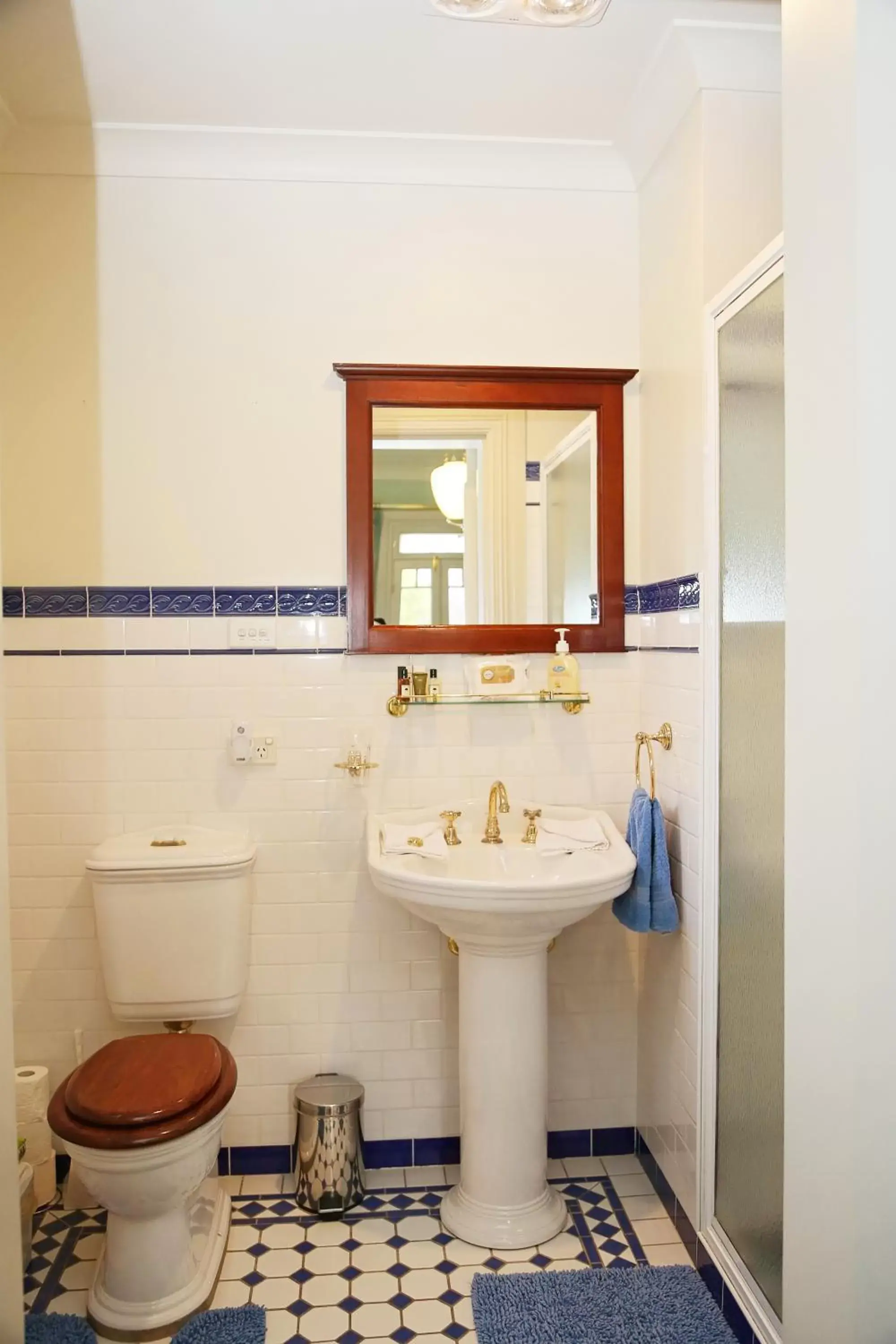 Toilet, Bathroom in Forgandenny House B&B