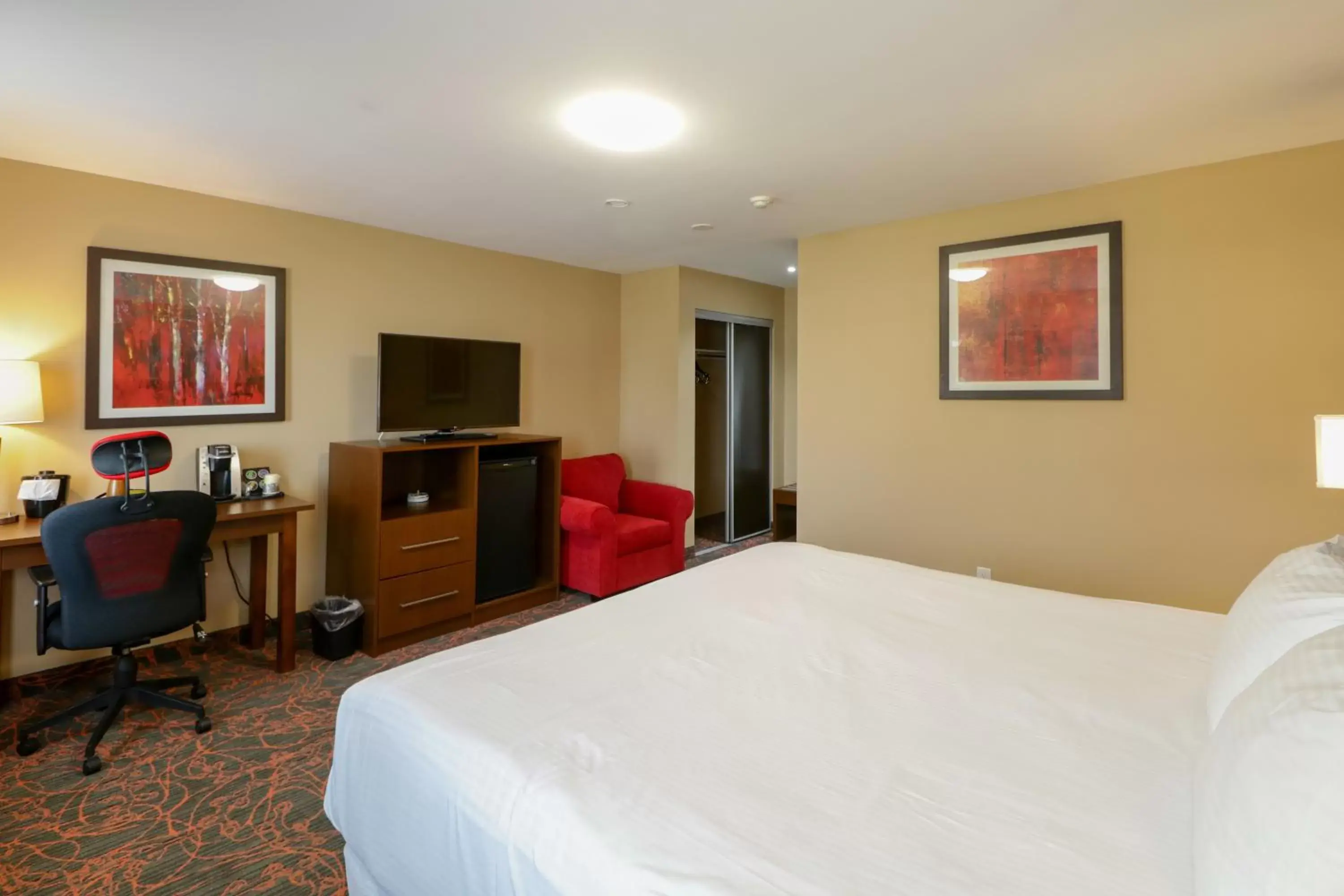 Bed in Ramada by Wyndham Jacksons Point