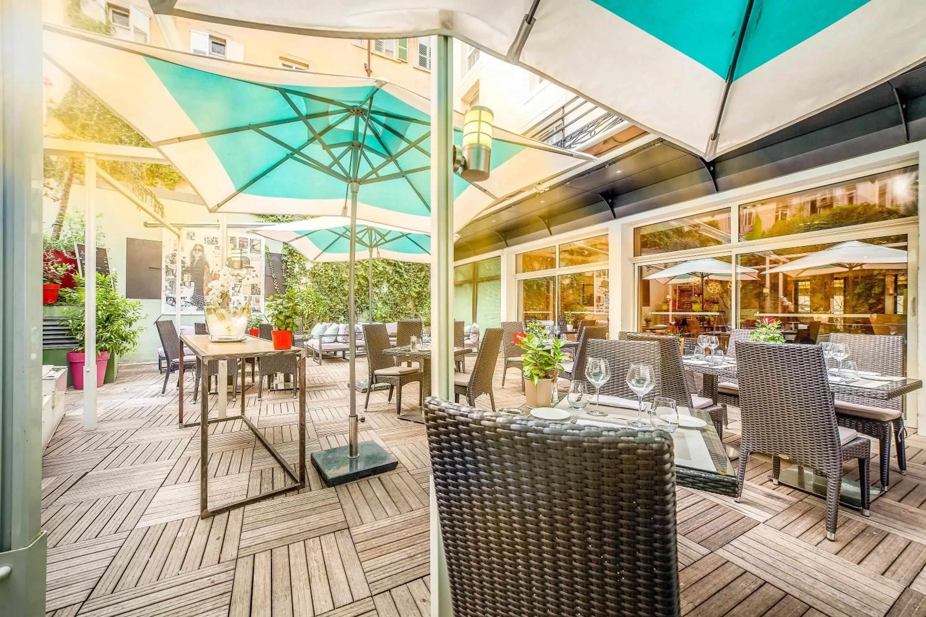 Patio, Restaurant/Places to Eat in Hôtel Montaigne & Spa