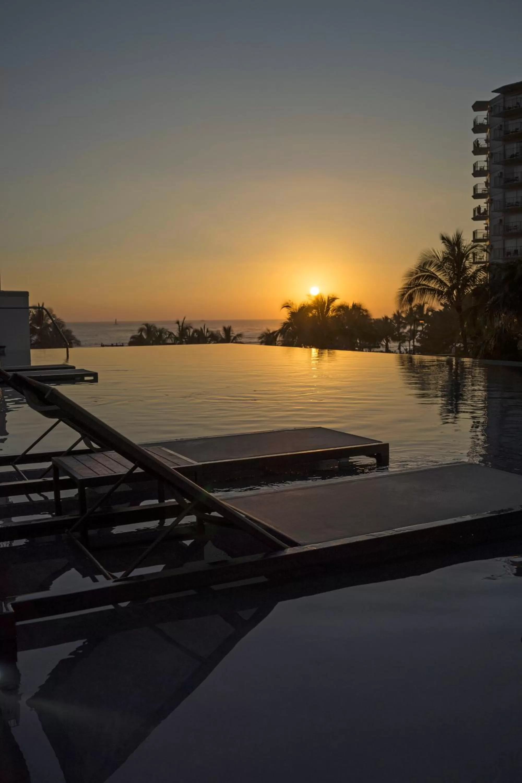 Swimming pool in 'Alohilani Resort Waikiki Beach