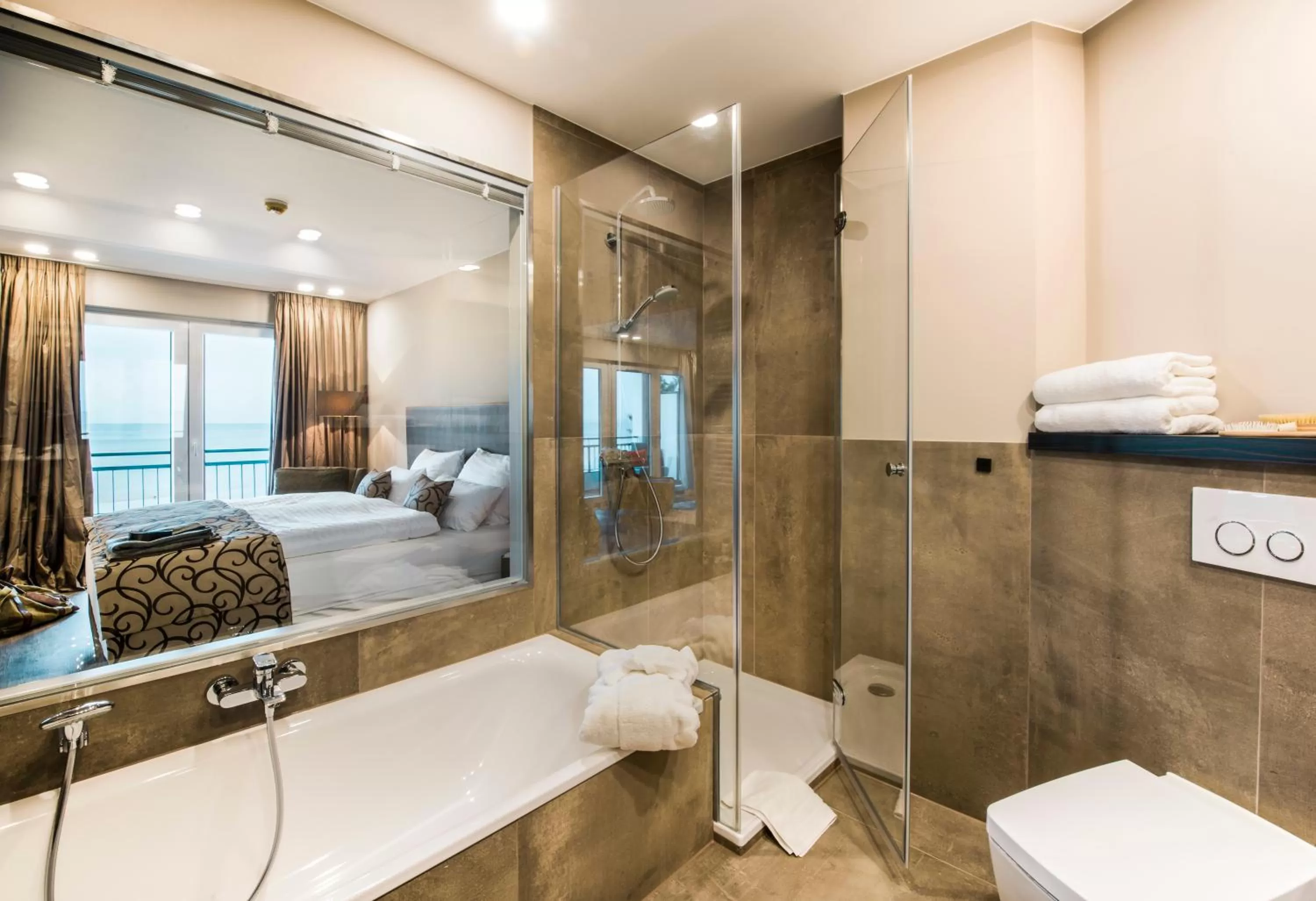 Bathroom, Bed in Strandhotel Luv