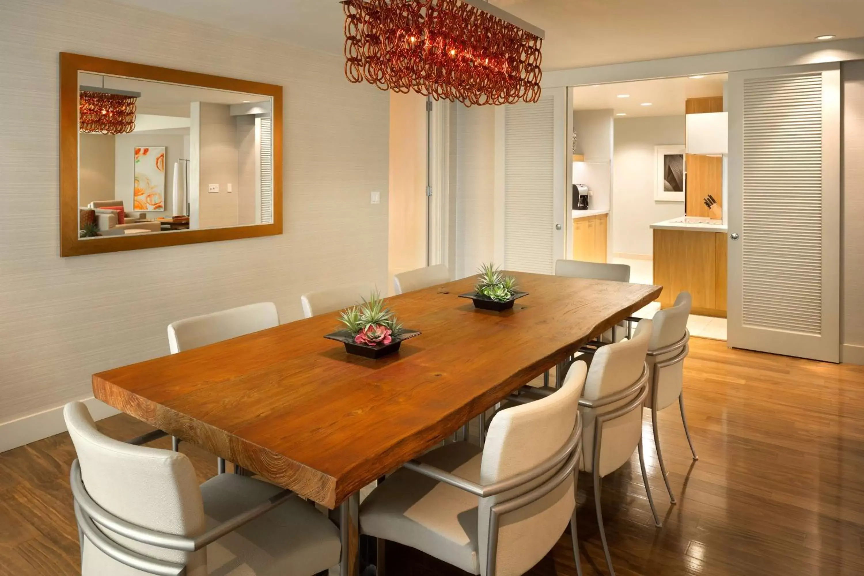 Photo of the whole room, Dining Area in Hyatt Regency Waikiki Beach Resort & Spa