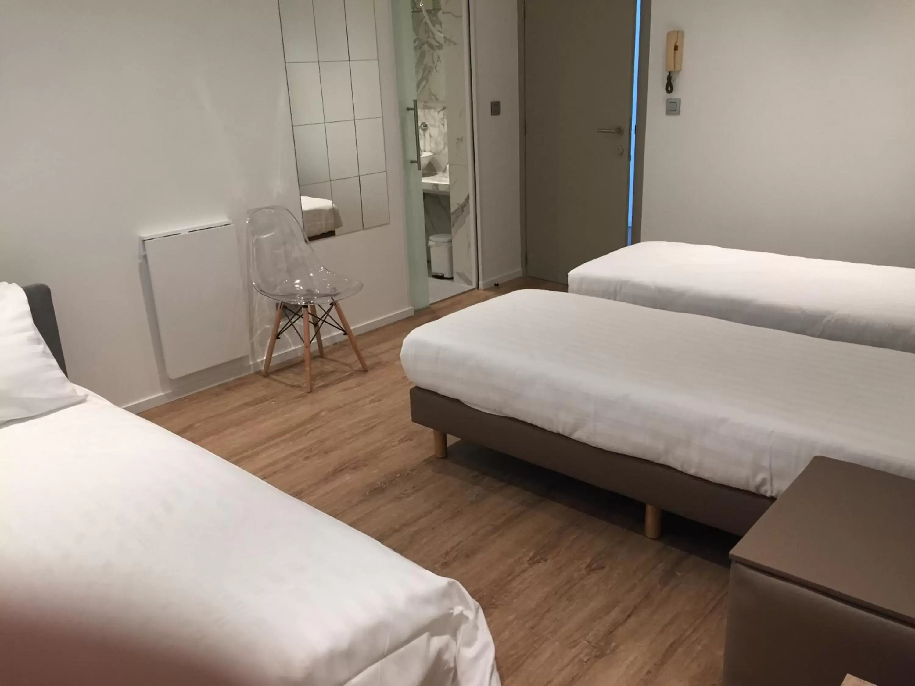 Triple Room in Shelter-rooms Triple Room in Shelter-rooms