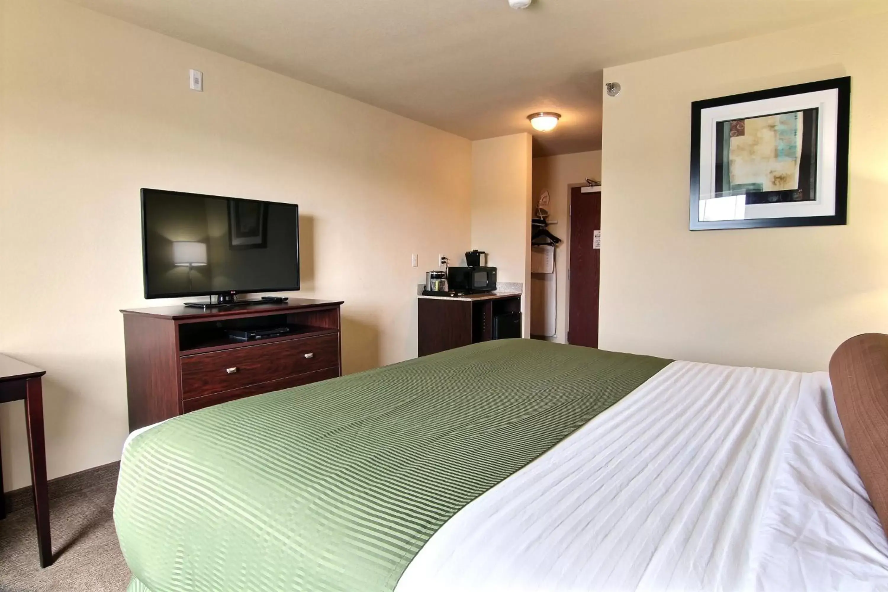 Bed in Cobblestone Hotel and Suites - Crookston