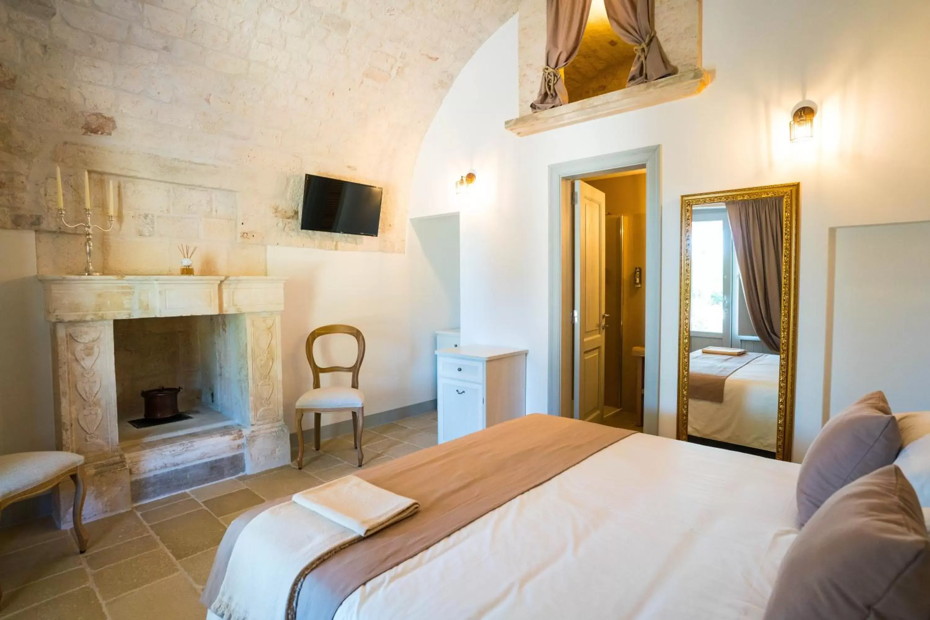 Communal lounge/ TV room, Bed in Borgo Cozzana