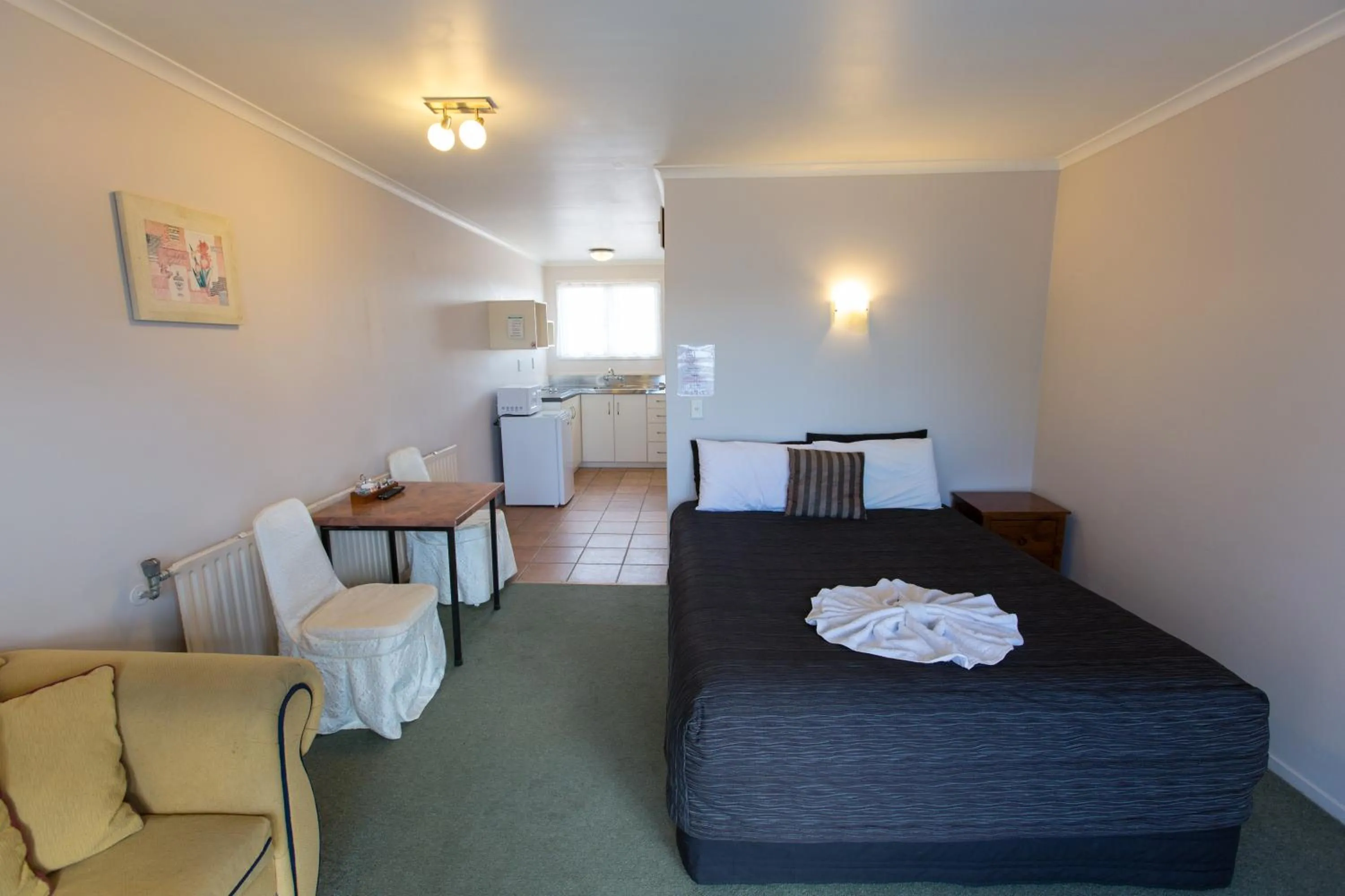 Bed in Gateway International Motel