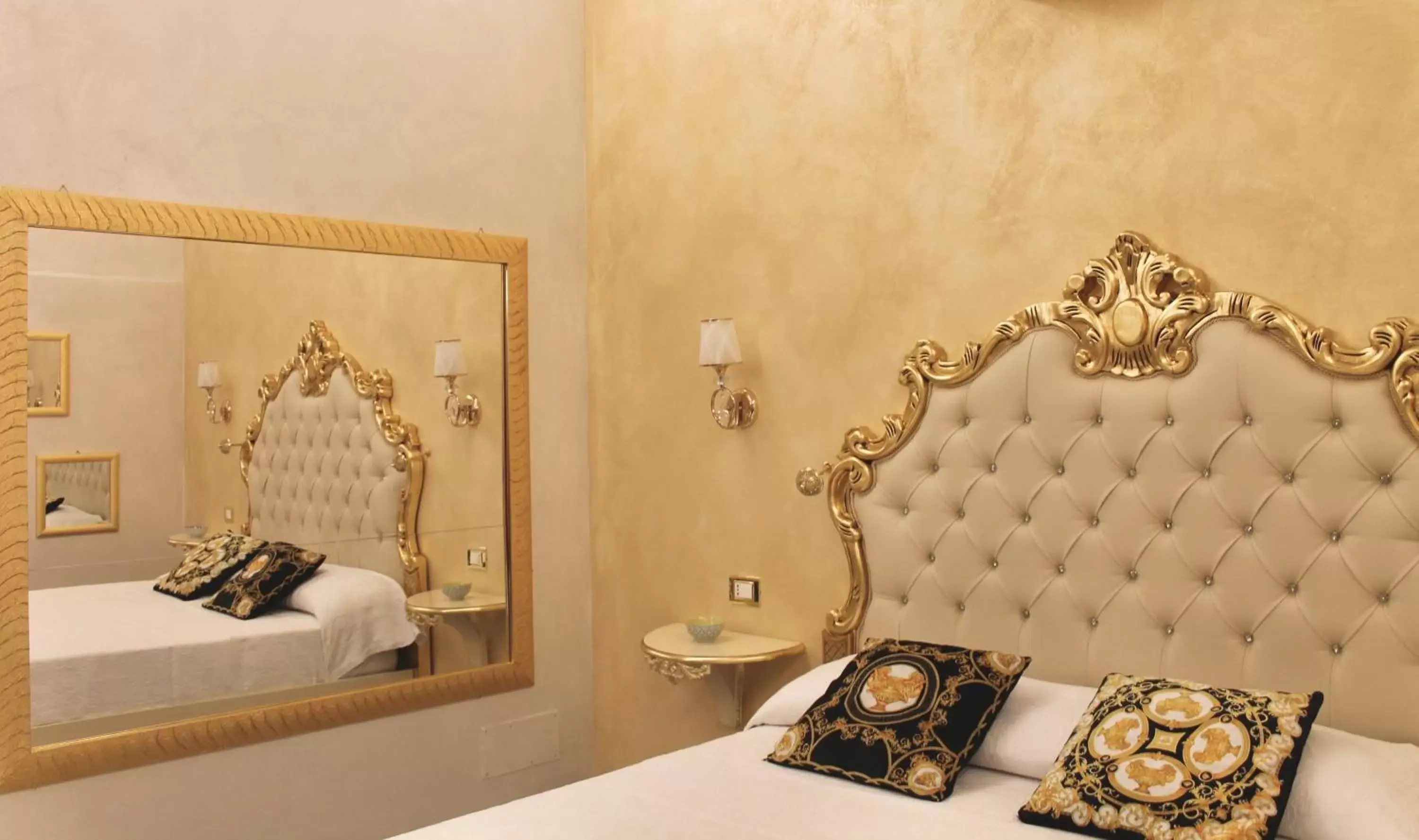 Bed, Bathroom in Suite Incentro Salerno