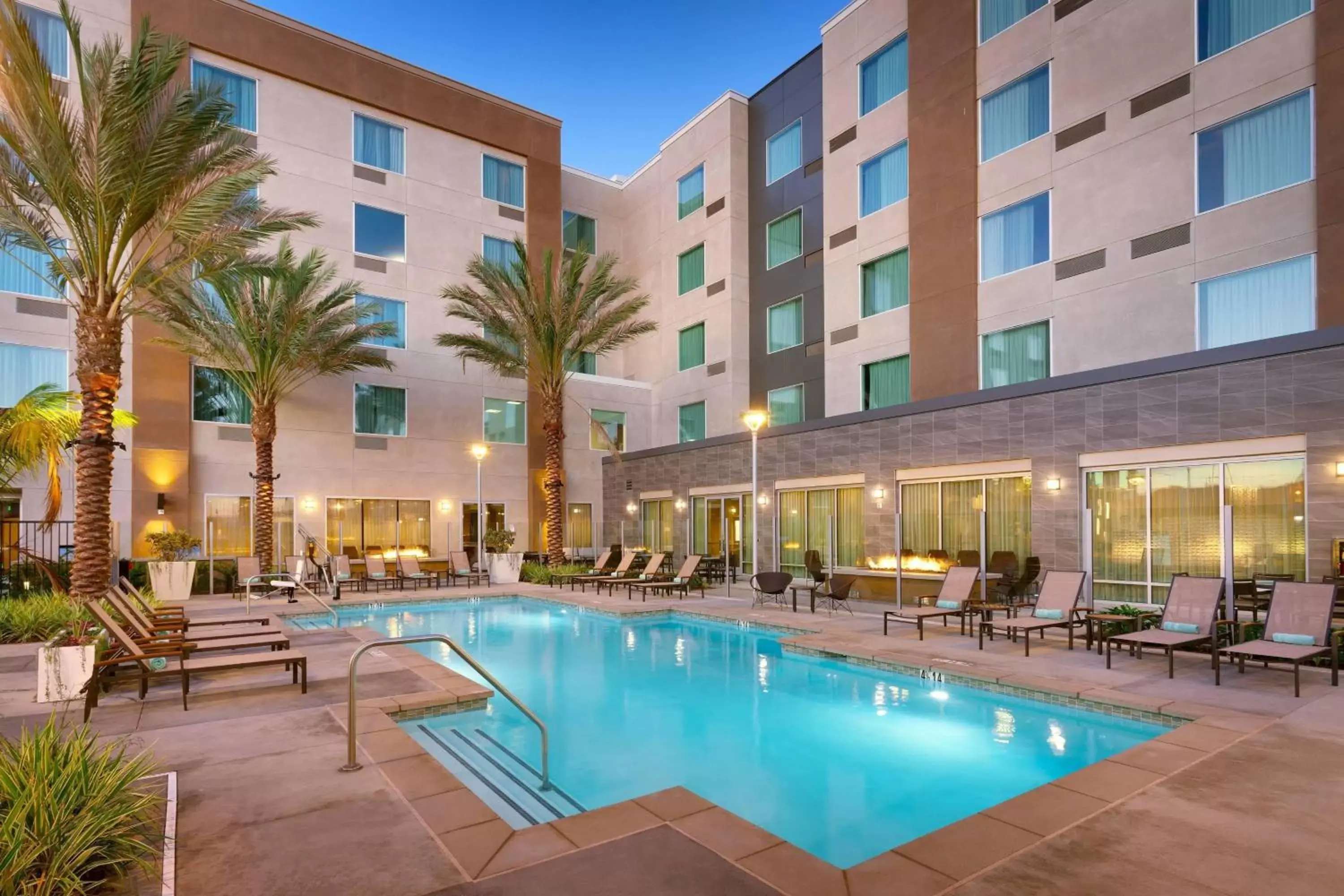 Swimming pool, Property Building in TownePlace Suites by Marriott Los Angeles LAX/Hawthorne