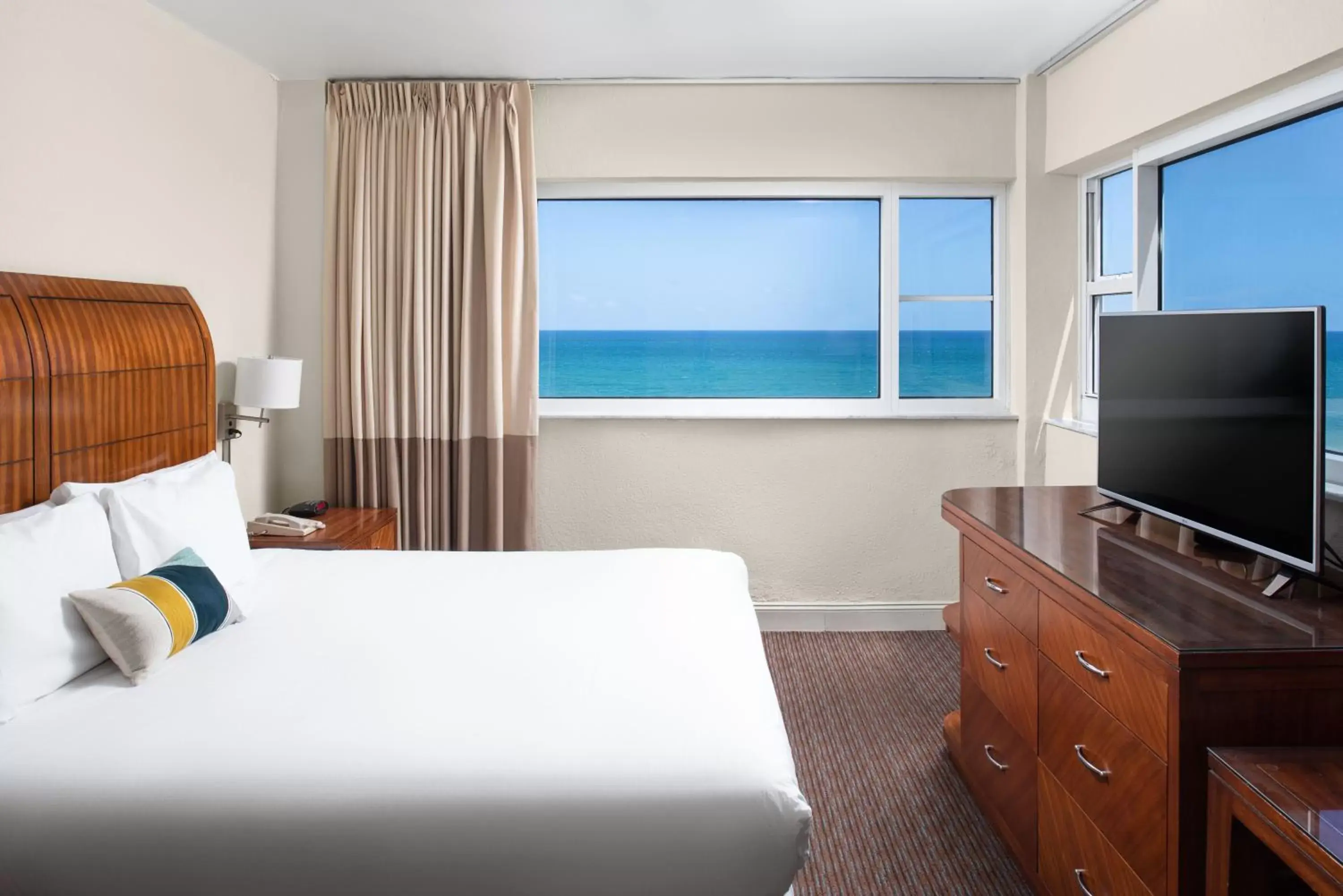 Bedroom, Bed in Sherry Frontenac Oceanfront Bedroom, Bed in Sherry Frontenac Oceanfront