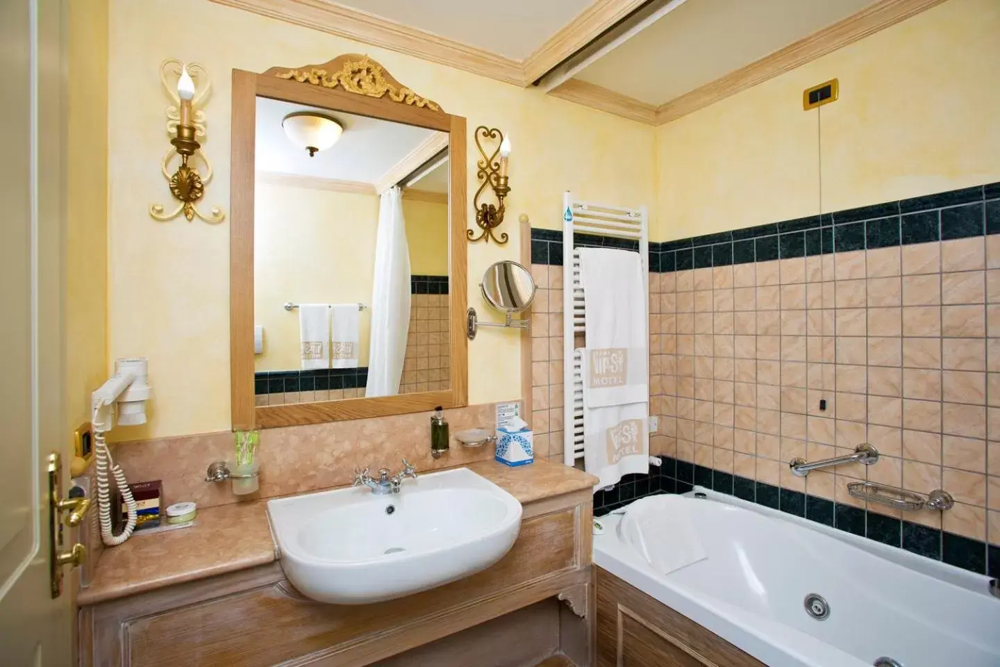 Bathroom in Vip's Motel Luxury Accommodation & Spa