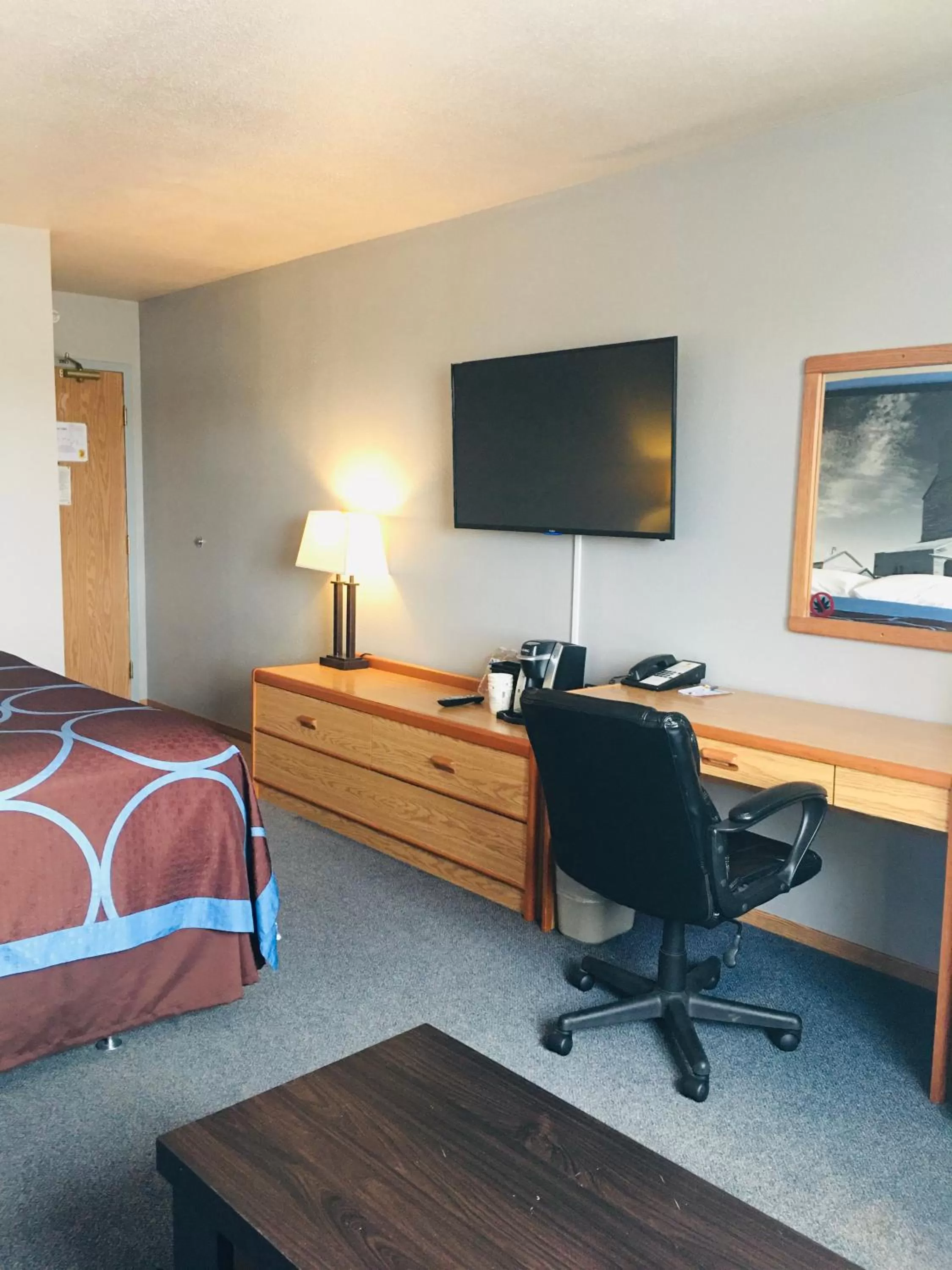 TV and multimedia, Bed in Super 8 by Wyndham Swift Current