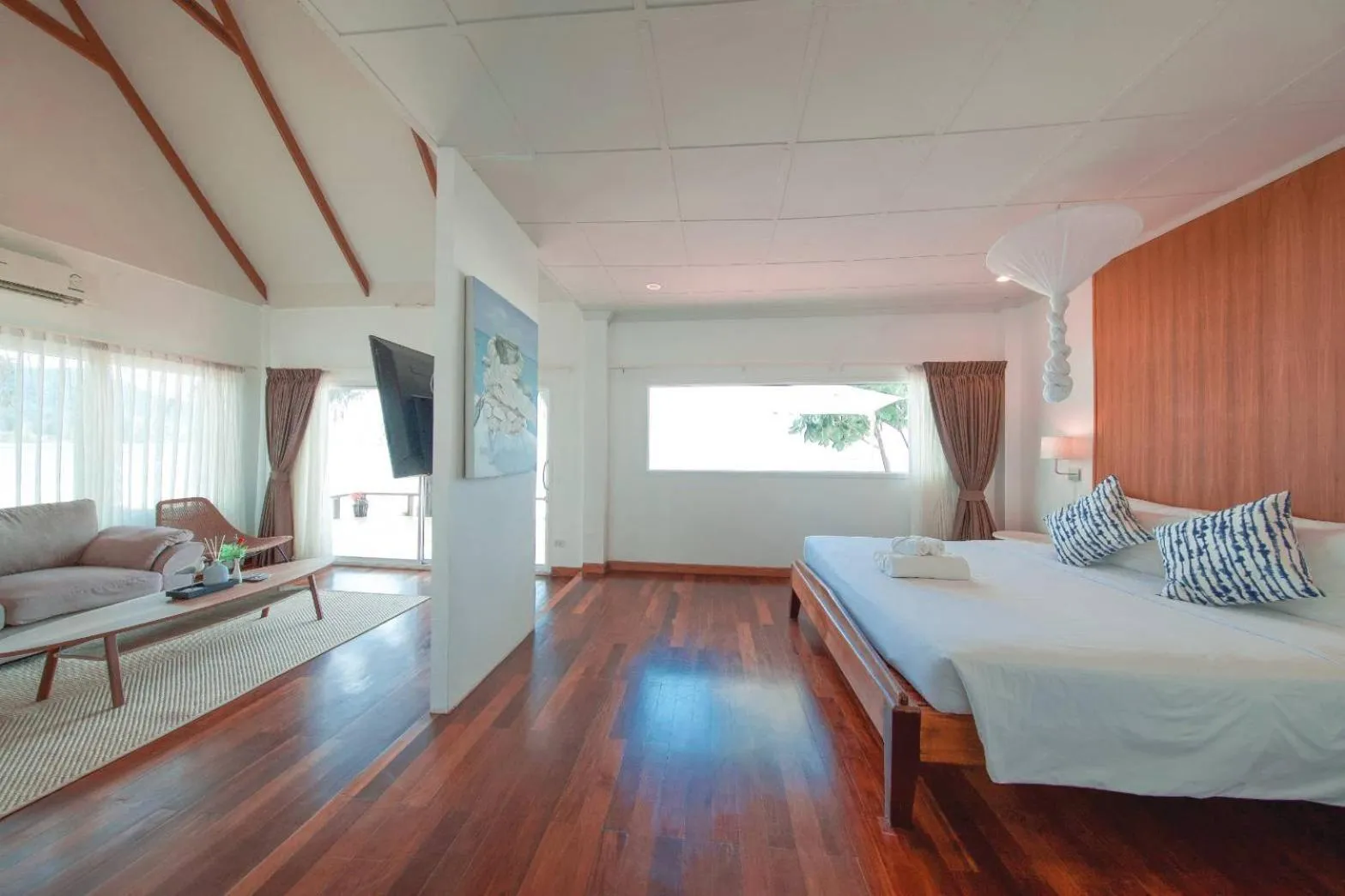 Photo of the whole room, Bed in Twin Bay Resort Koh Lanta