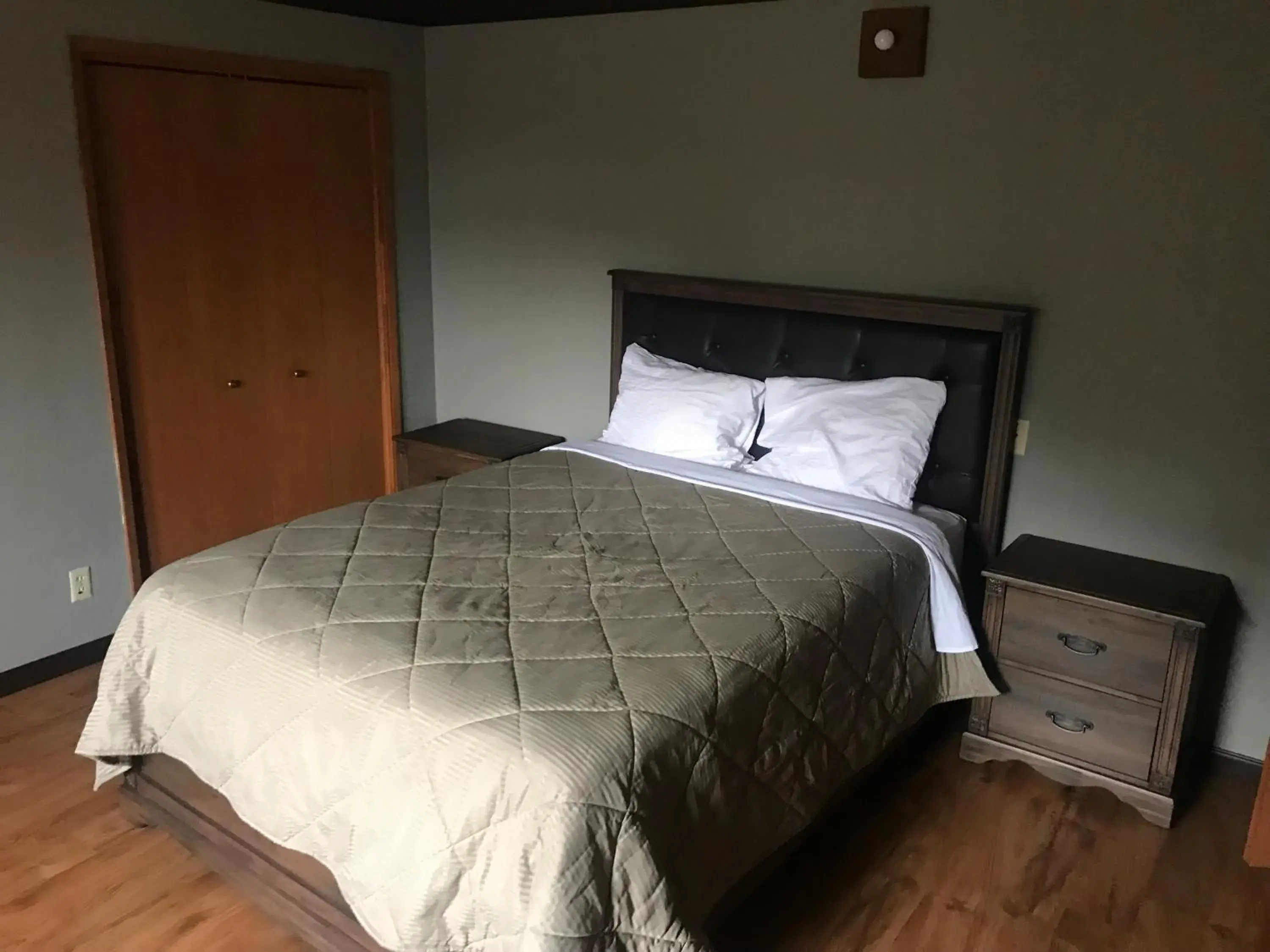 Bed in Mountain Trail Lodge and Vacation Rentals