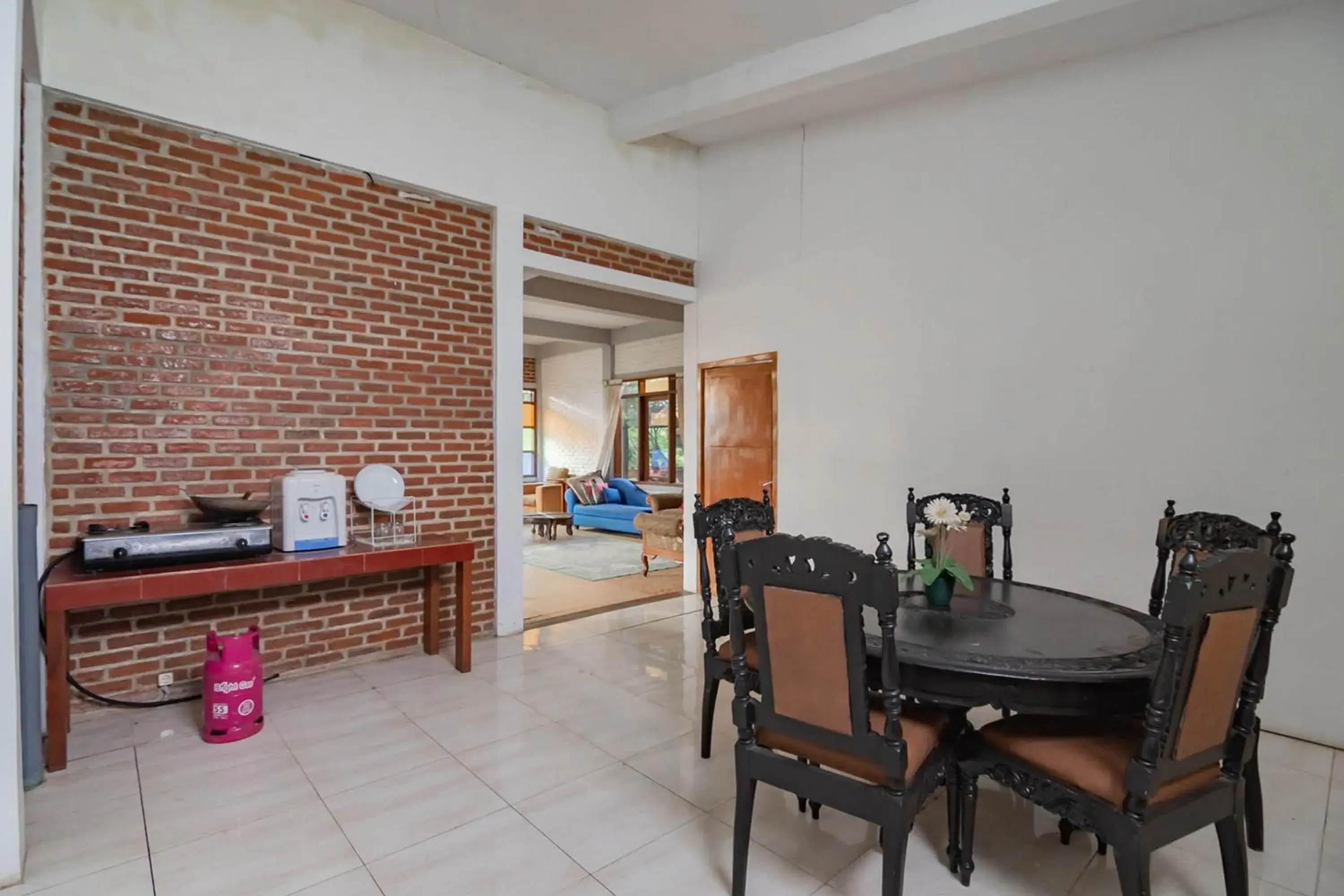 Living room, Dining Area in RedDoorz near Kampung Gajah 2