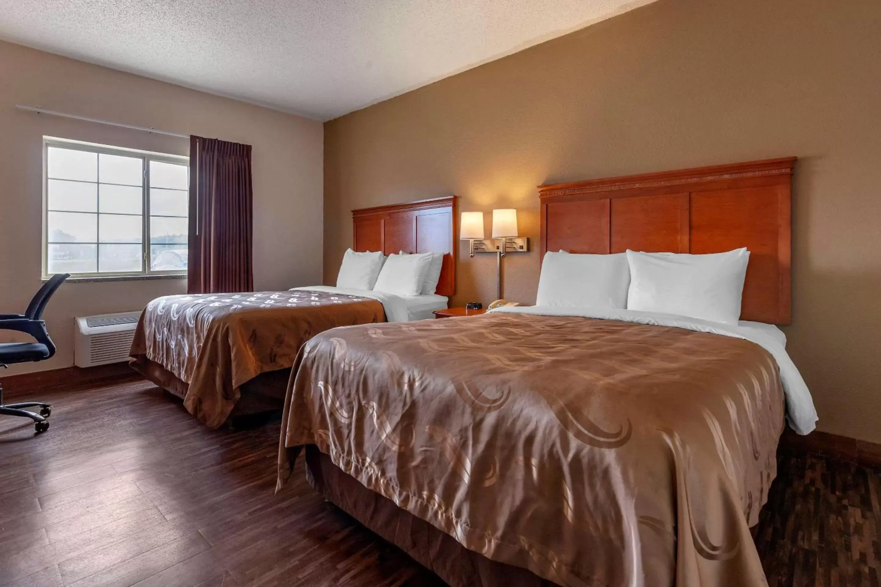 Bedroom, Bed in Quality Inn Redgranite Bedroom, Bed in Quality Inn Redgranite