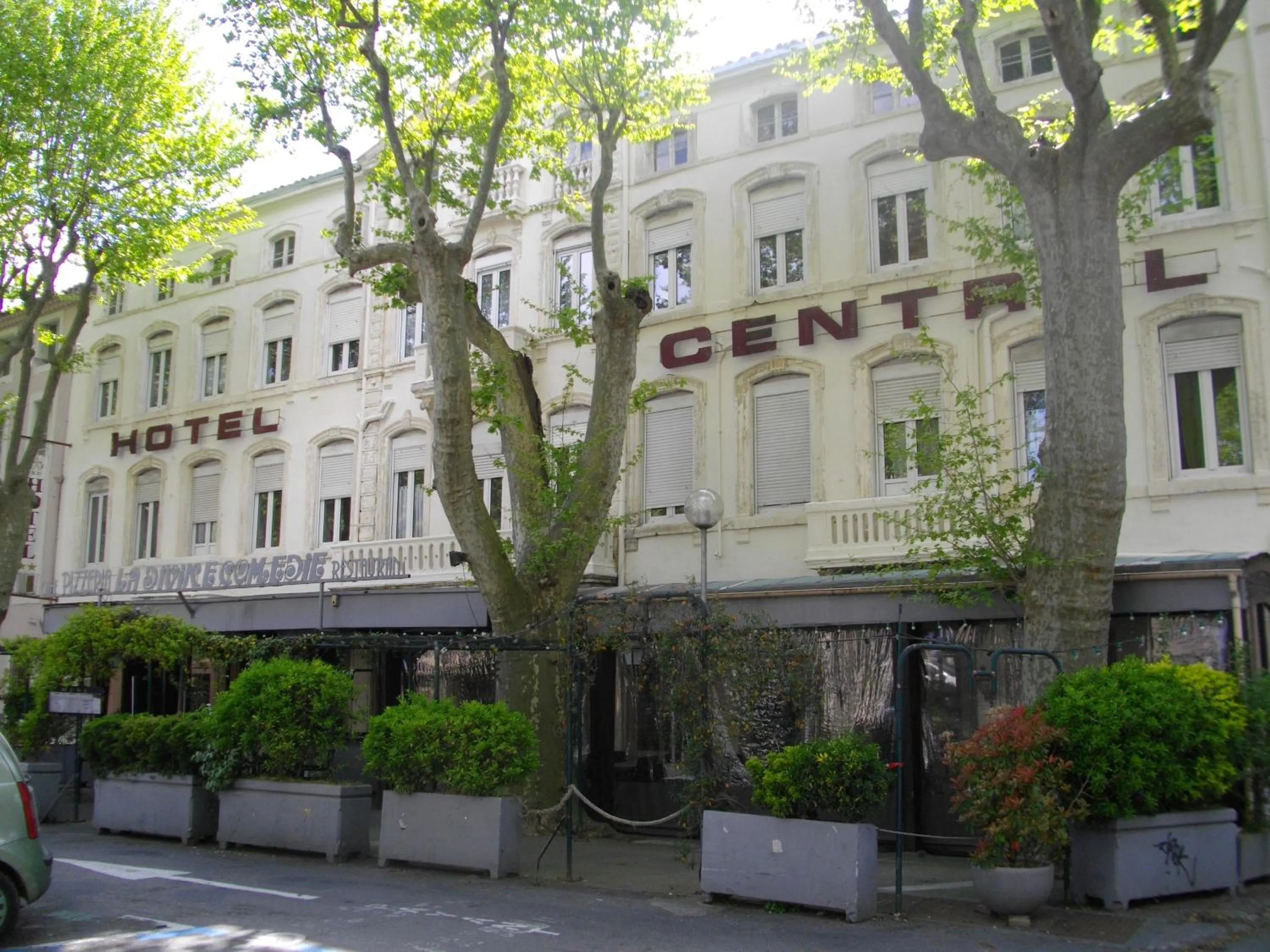 Property building in Hôtel Central